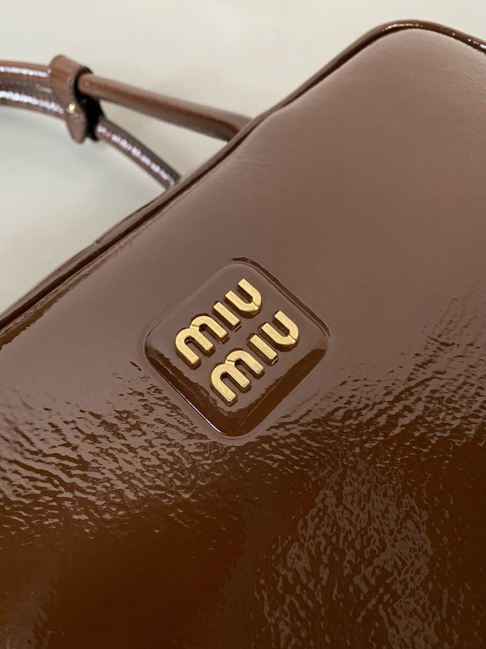 🈶漆皮紫檀木色 𝗠𝗶𝘂𝗠𝗶𝘂公文包| 新面料来啦 漆皮色泽光亮自然饱满～ 皮面透着的皱纹仿佛湖面上的水波纹 无论是视觉还是手感，质感都很绝！ 34×23×10cm #F0020m