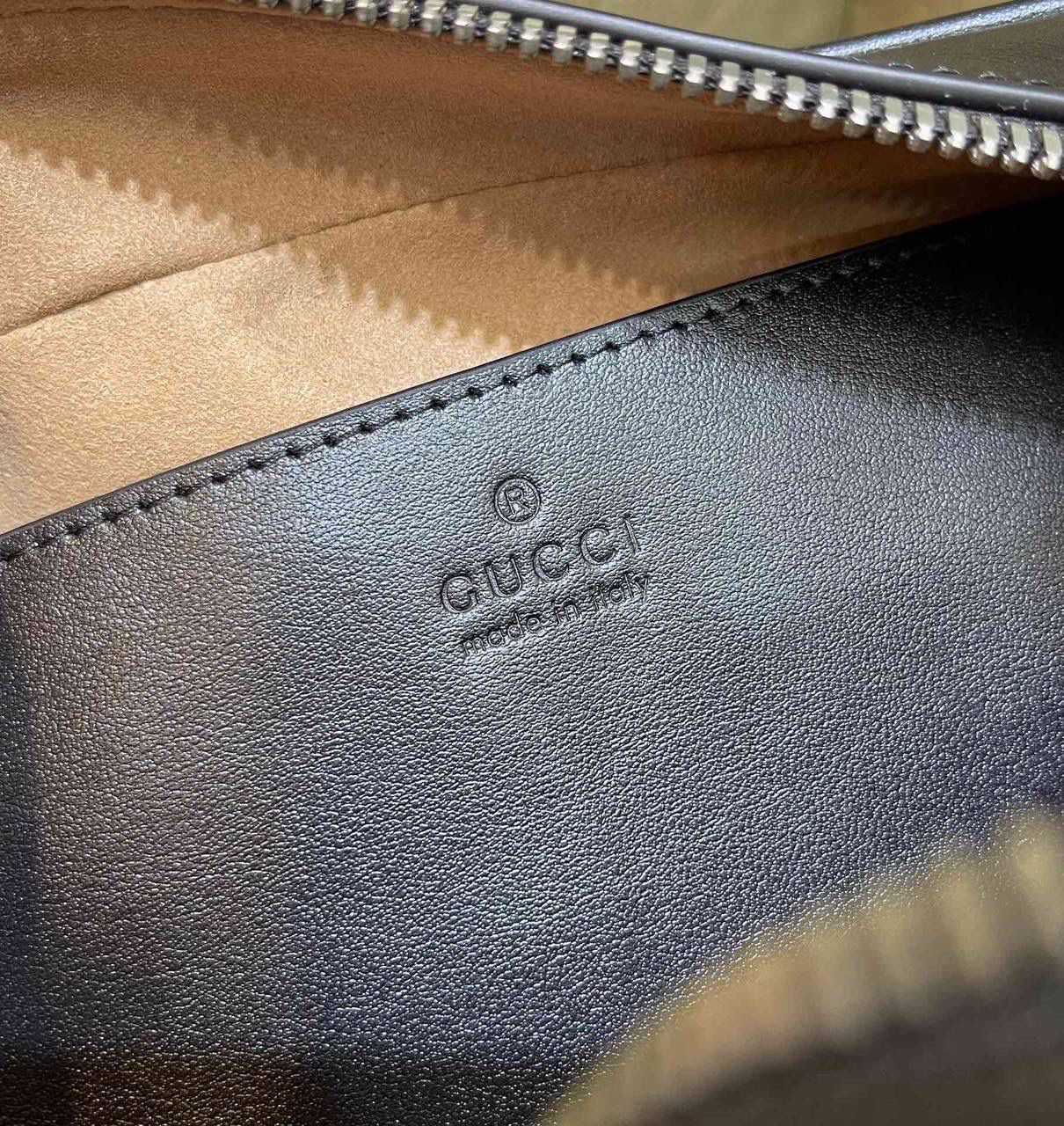 ✈️✈️✈️# 🔥𝐌𝐚𝐫𝐦𝐨𝐧𝐭菱格原厂皮# ▫️型号447632 ▫️尺寸 24*14*8cm 全新经典款相机包 ，整个包身下血本都用了原厂牛皮❗️最基础的包型.立体棱格绣花在灯光下让整个包活跃了起来，肩带可调节上身太好驾驭 不挑身高，也是全球打人必备的百搭单品！