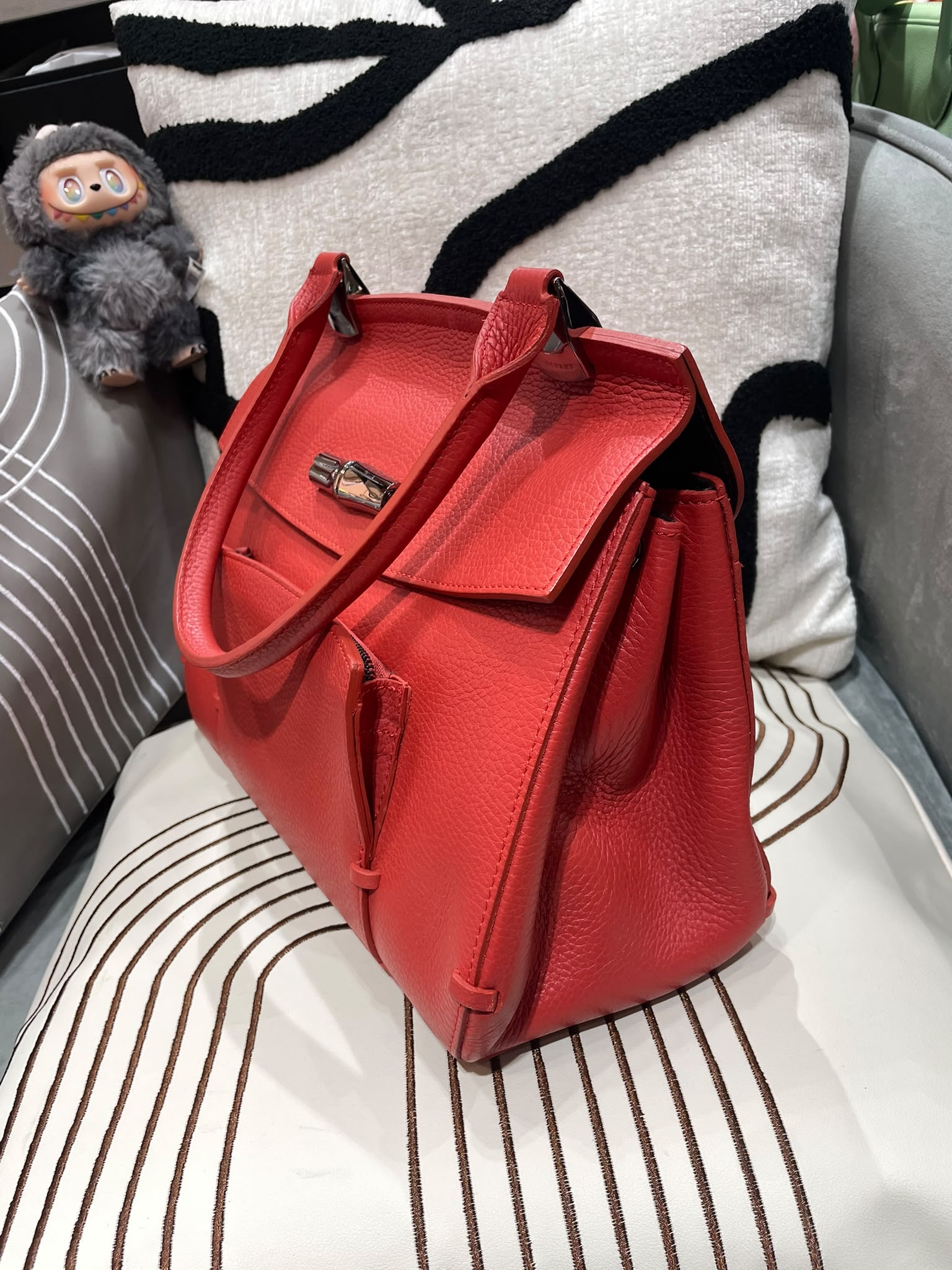 Longchamp Calfskin Shoulder Bag 100%Authentic, 98%New