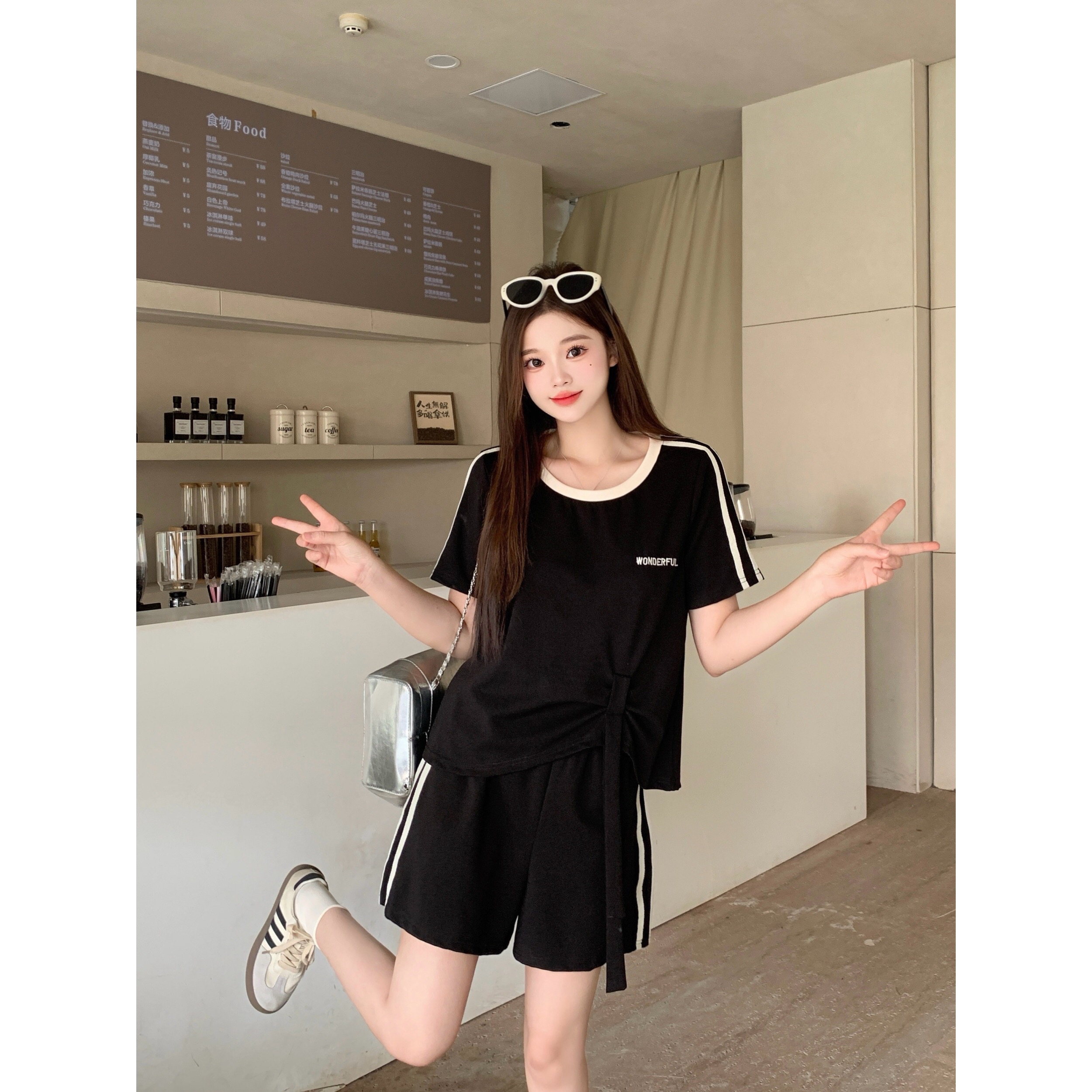 B259(64865) 韩版休闲风WONDERFUL撞色条纹边下摆飘带上衣与短裤黑套装