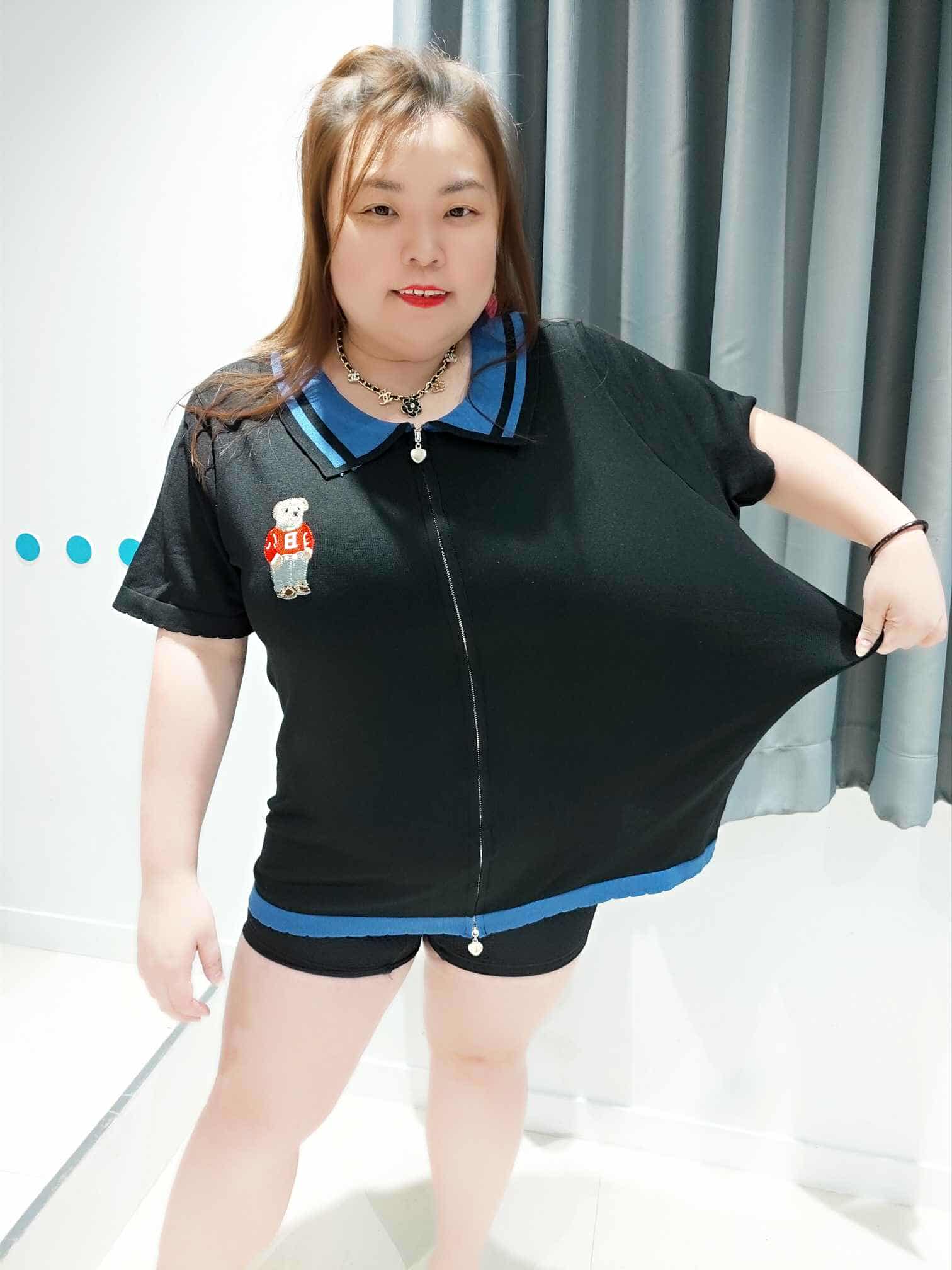 DSD10 刺绣熊图拉链有领上衣