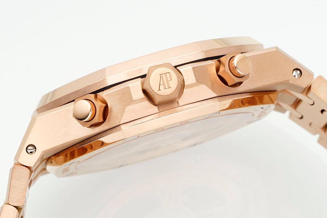 🚀新品爱彼皇家橡树系列26240系列，是一款41毫米精钢自动上链计时码表，搭载APS开发自研Calibre 4401一体机芯，具备飞返计时、小时/分钟/小秒显示及日期功能。其标志性八角形表圈配以八颗六角螺丝，搭配“Grande Tapisserie”大型格纹表盘，层次感鲜明。一体式精钢表链延续了1972年首款皇家橡树的经典设计，兼具运动与优雅。全新开发一体机芯采用导柱轮与垂直离合结构，振频28,800次/小时，与原版完全一致，动力储存约70小时，防水深度50米。AP融合高级制表工艺与前卫美学，是奢华运动腕表的典范之作。💯🔥🔥