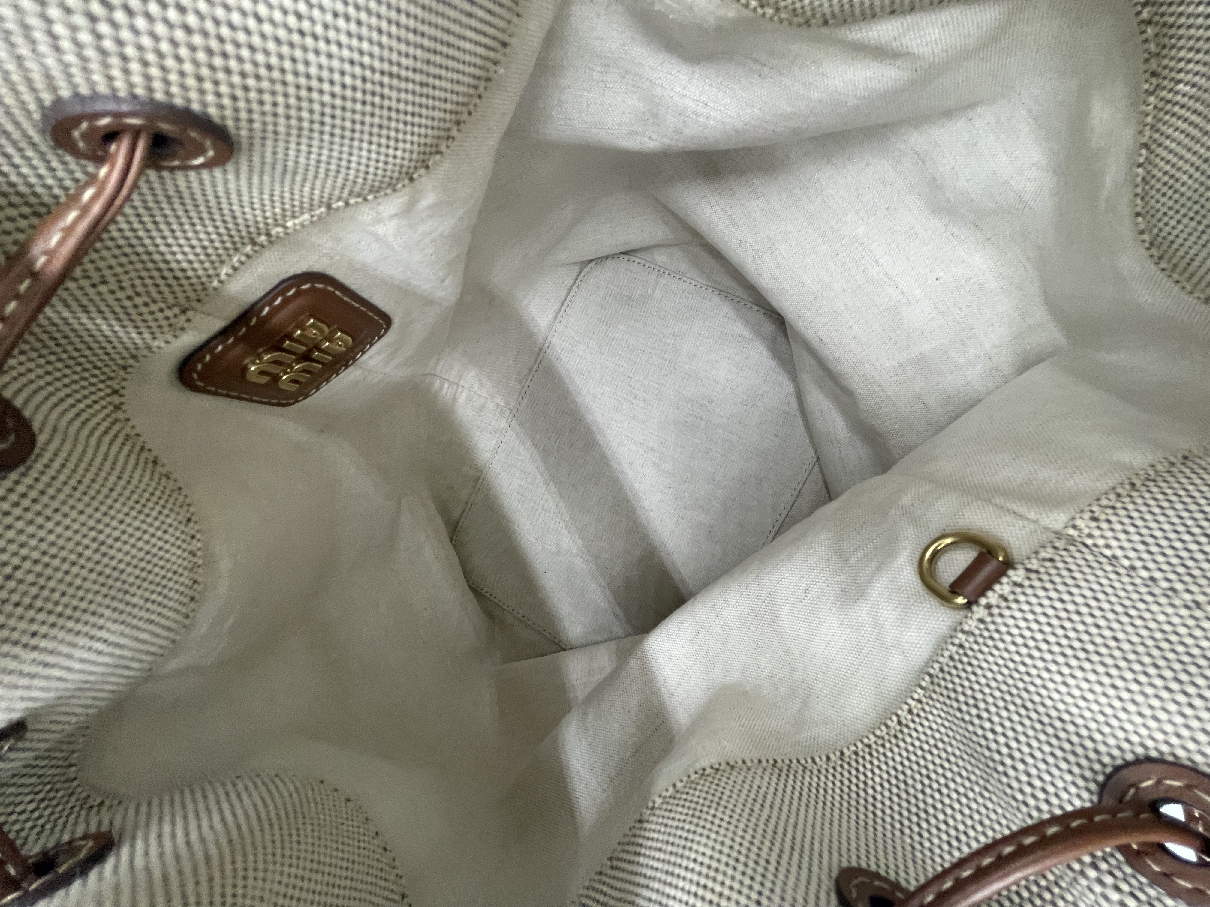 Pre-Owned MIU MIU Logo-Appliquéd Canvas / Product Code: 26041201