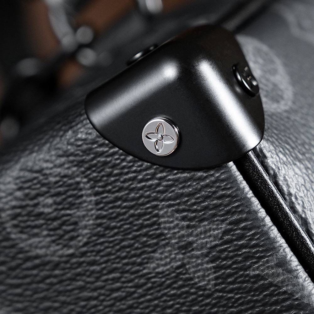 特级原厂𝐌𝐢𝐧𝐢 𝐒𝐨𝐟𝐭 𝐓𝐫𝐮𝐧𝐤 M44735升级版—树脂扣五金🎀 ▪️尺寸：18.5*13*8cm▪️ 经典的男士黑花，搭配树脂扣链条设计， 时尚又略有个性，但又不会过于浮夸和花俏，🤟🏻 方方正正的包型设计，链条采用树脂材质，哑光磨砂的质感更加显高级感，万万没想到，它的火热程度至今都尚未减弱过，真的是颜值巨好看的，简单的搭配，都给你十足的时髦感！男士首选之一，作为情侣包也是非常的有味道的！😍👜