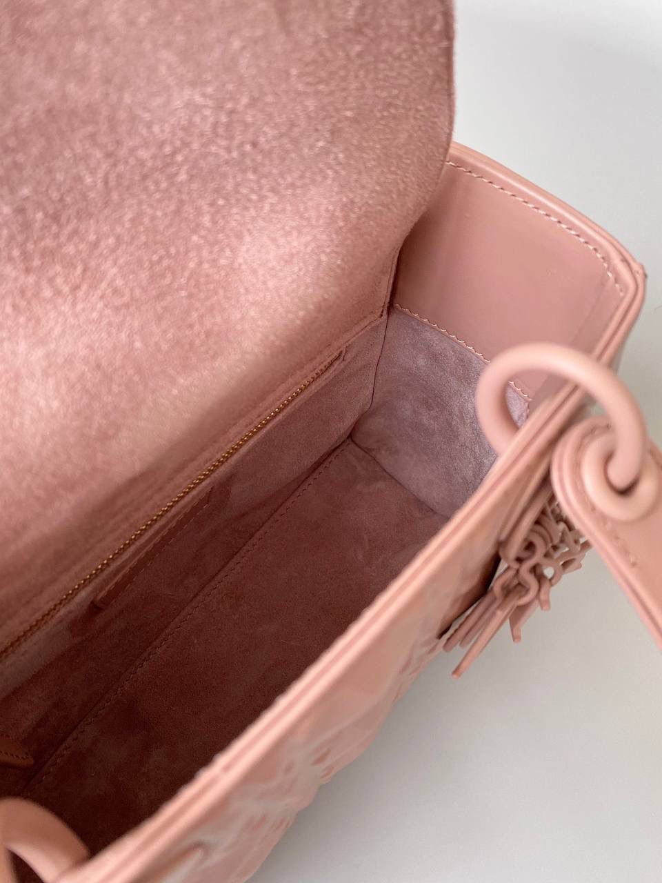 🈶钻石粉 𝗗𝗶𝗼𝗿 𝗟𝗮𝗱𝘆 𝗯𝗮𝗴四格 特殊处理的哑光牛皮钻石藤格纹 八个切割面挺括有型，全套磨砂材质五金 复古时髦感超强，真是什么场合都可以把住 绝对是lady中的天花板了，强势出圈啦姐妹们 （配送8个五金字母） 20×16.8×8cm#4360m