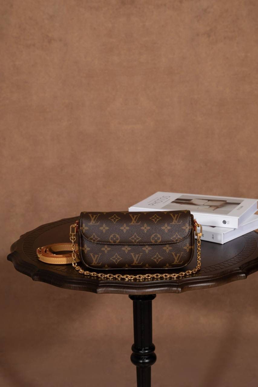 𝐖𝐀𝐋𝐋𝐄𝐓 𝐎𝐍 𝐂𝐇𝐀𝐈𝐍 𝐈𝐕𝐘😍 ▪️【上身图 供参考▪️】背上这款包包，瞬间化身精致的时髦精。它的设计造型时尚百搭，随意搭配都是颜值天花板🥹💕 双链条设计可单肩可斜挎✅ Size：23.5 × 12 × 4.3 cm 人气法宝系列💕 Ivy WOC 属于精致又时髦的小包款，整体设计真的可以说是 yyds❤️‍🔥❤️‍🔥 采用双链条设计，可单肩背 / 斜挎，多种精致又时尚的元素组合在一起，春夏秋冬四季都非常好搭🤩