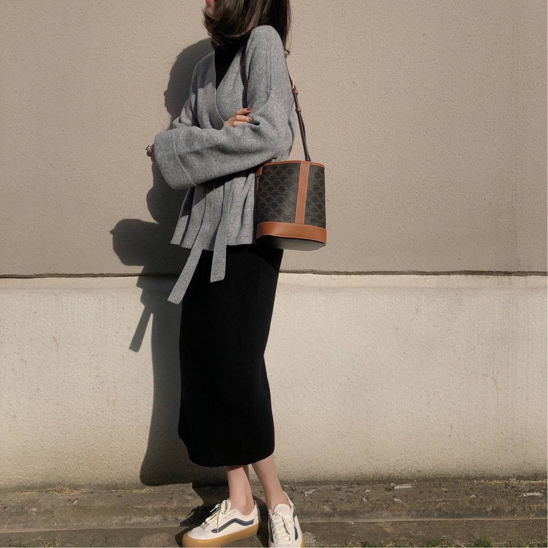 🔥大货实拍图 𝗖𝗘𝗟𝗜𝗡𝗘♥𝗧𝗥𝗜𝗢𝗠𝗣𝗛𝗘 𝗖𝗔𝗡𝗩𝗔𝗦小号水桶 型号：191442 尺寸：30*22*13cm。