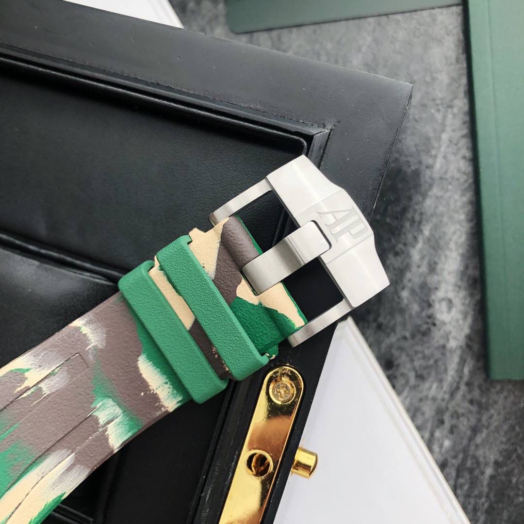 皇家橡树 - 爱彼AP 26400系列 44毫米直径 市面上最好版本的超级复刻 柔软硅胶带 皇家橡树离岸型 男士全自动机械腕表 ，316L精钢表壳 ，搭配原装复刻定制机芯Cal.3126全自动机械机芯 走时精准 稳定，透视后盖 裸露的机芯跟正品一模一样，反炫光蓝宝石玻璃 ，超级耐划痕，搭配原厂模具橡胶表带，原装针扣 ，300米防水，整壳套超高品质，超A做工，非市场普通货，货有所值 ，硬汉必备神器，爱彼入门级腕表 强烈推荐，制作耗时又耗精力，尽可能把最精至的腕表呈现给各位腕表爱好者。