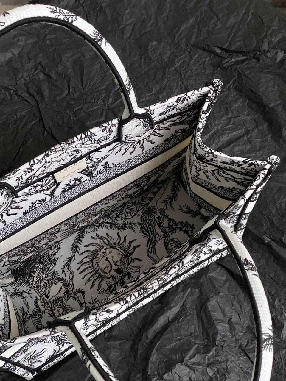 🈶黑白中号 𝗖𝗗 𝗕𝗼𝗼𝗸 𝗧𝗼𝘁𝗲 24太阳神阳光茹伊 它有代表春天的玫瑰💐🎀 夏天的麦穗，秋天的枫叶 以及冬日的枝干 整个太阳也是关于守护的象征 寓意是非常美好的，浪漫且神秘 那种高定视觉，沦陷了！！ 行走在街头很是时髦🌟 36×27×16cm