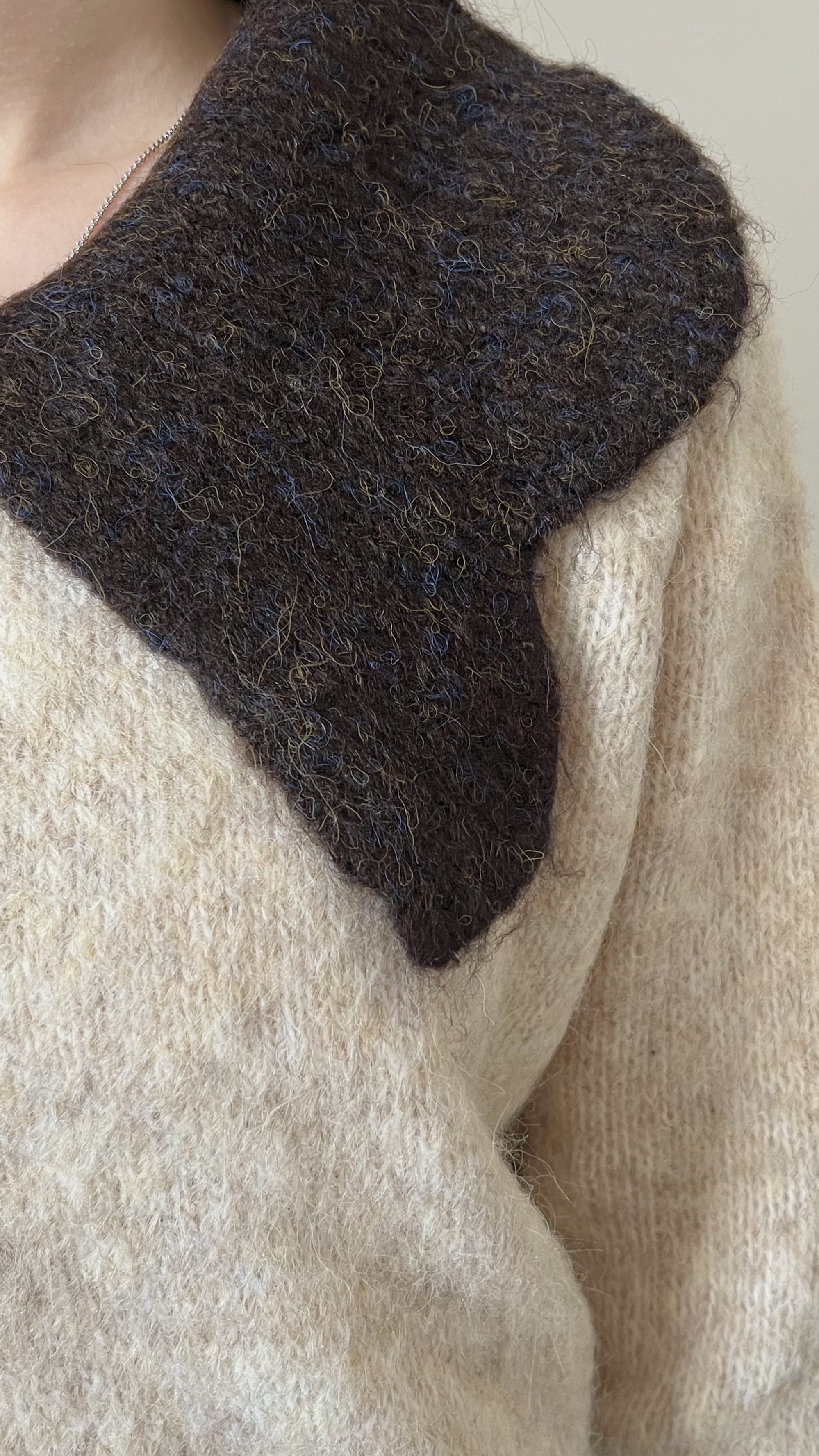 大蝴蝶領口混色毛衣 現貨