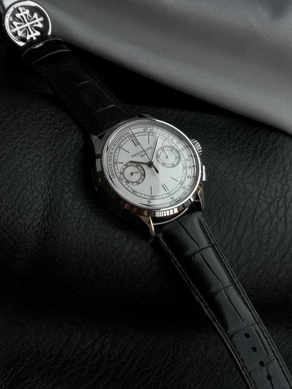 百达翡丽复杂功能时计5170G多功能腕表，堪称腕表精品当中的精品！😍✨🔥 腕表直径为42毫米，作为一款男士腕表，它的表盘大小适中。为我们奉上对称的美感，整个表盘的布局大方得体，包括了如此之多的功能的同时，又不会让人觉得繁杂。 机芯采用了7750机芯完美还原正品诸多功能，提供了强大的时间衡量功能。意大利牛皮表带，专属的灯笼扣，任何季节，任何场所，任何职业人均适合佩戴，让手腕佩戴得更舒适，让气质绽放。此款腕表具有30米防水功能，满足大众日常生活，休闲度假必备腕表。 百达翡丽5170G可以说是腕表中的精品，功能方面的巧妙构思，外观上的合理布局，以及优越的机芯性能，无一不体现出百达翡丽的独特设计，一件经典的艺术品，一件完美的收藏品。