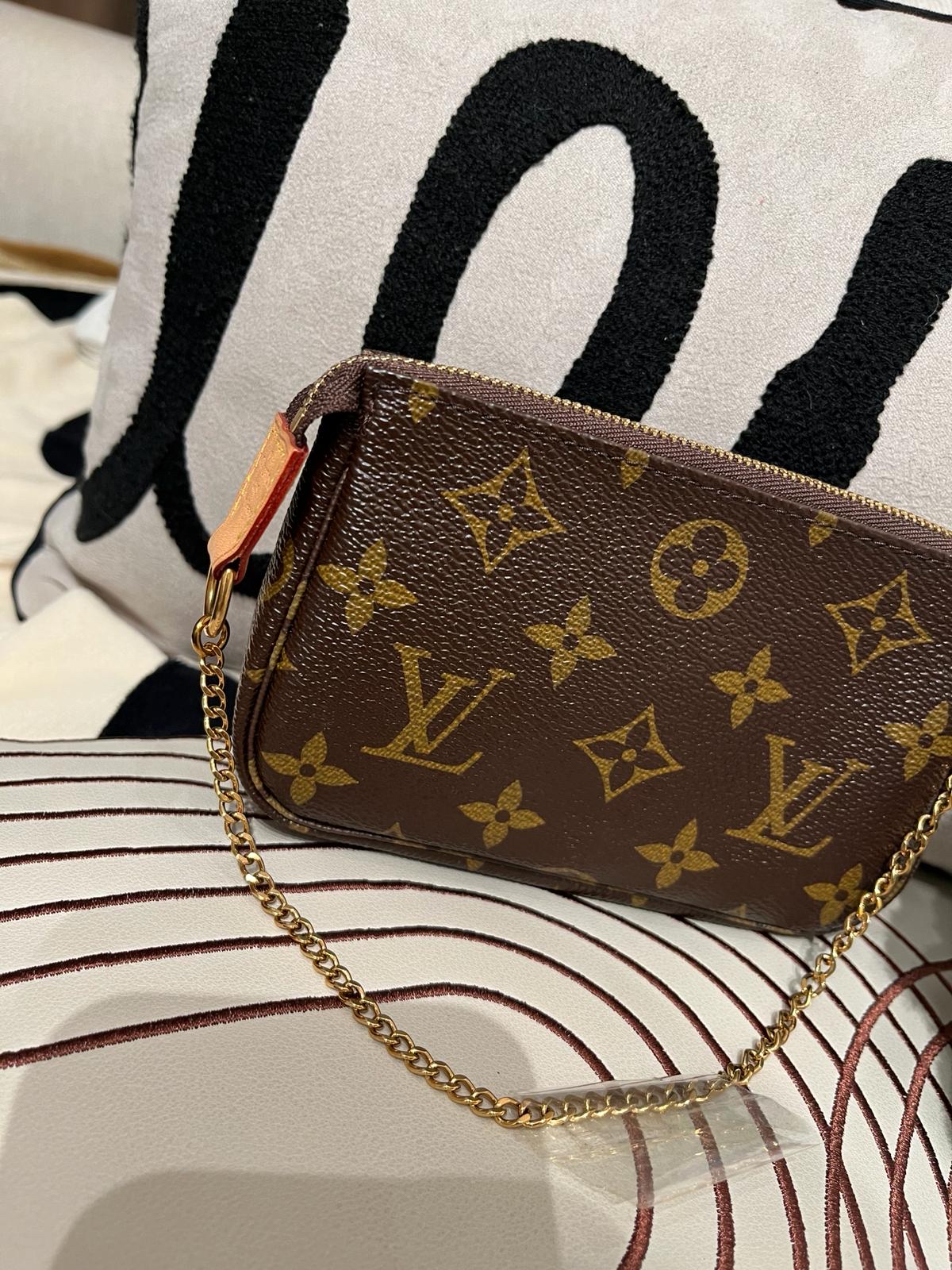 LV Mini Pochette Monogram 100%Authentic, 98%New ✅Box