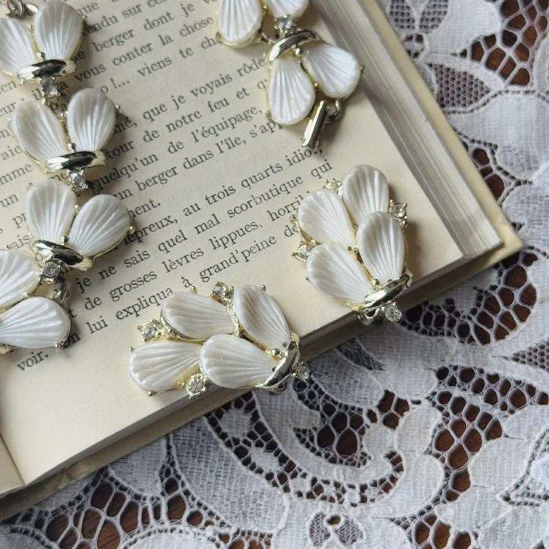 Vintage 1960s Pearlised Shell Shape Lucite Plastic Jewelry Set - Necklace, Bracelet and Clip Earrings (MT2127)