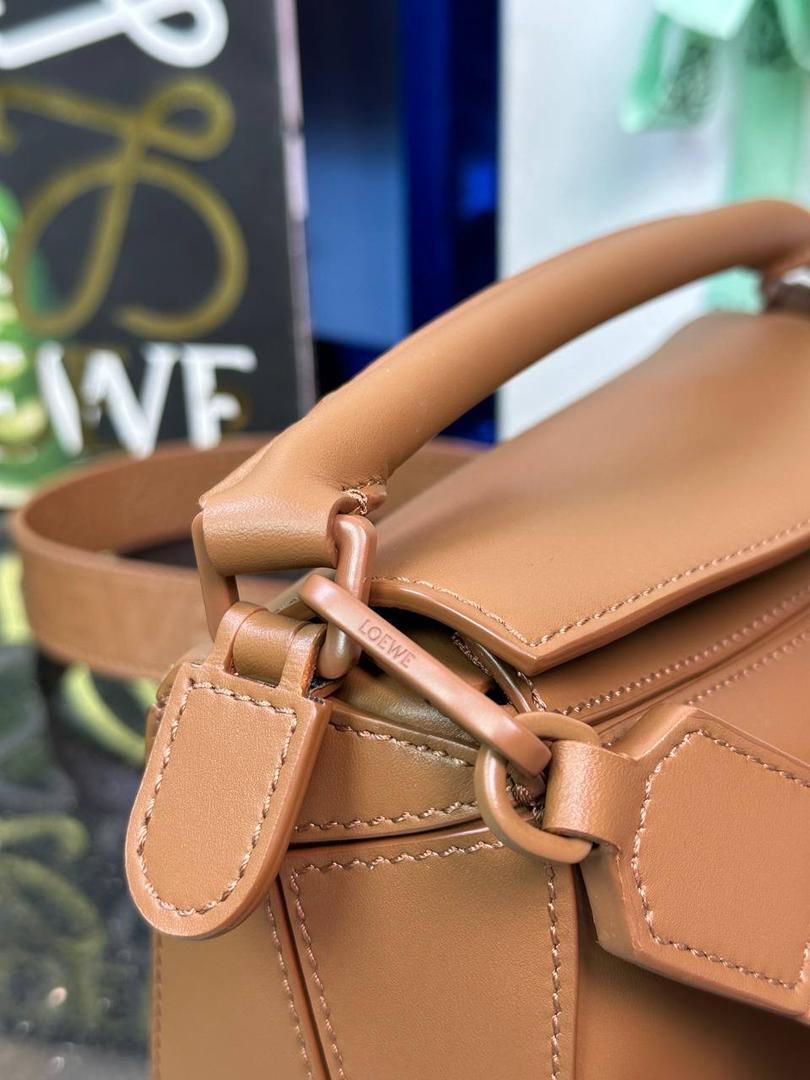 👉🏻迷你𝙿𝚞𝚣𝚣𝚕𝚎 【宽肩带】 迷你平纹/Anagram牛皮手袋👜 尺寸:𝟏𝟖-𝟏𝟐.𝟓-𝟖𝐜𝐦 编码:65222772棕色【配全套礼盒】 秋冬最新爆款上线啦…⤴️ 从手袋的小牛皮革、缝线、背带的金属环扣，内里内衬细节.都换上了最新的饱和单色系，细腻质感，为手袋增添了不一样的视觉魅力🔅