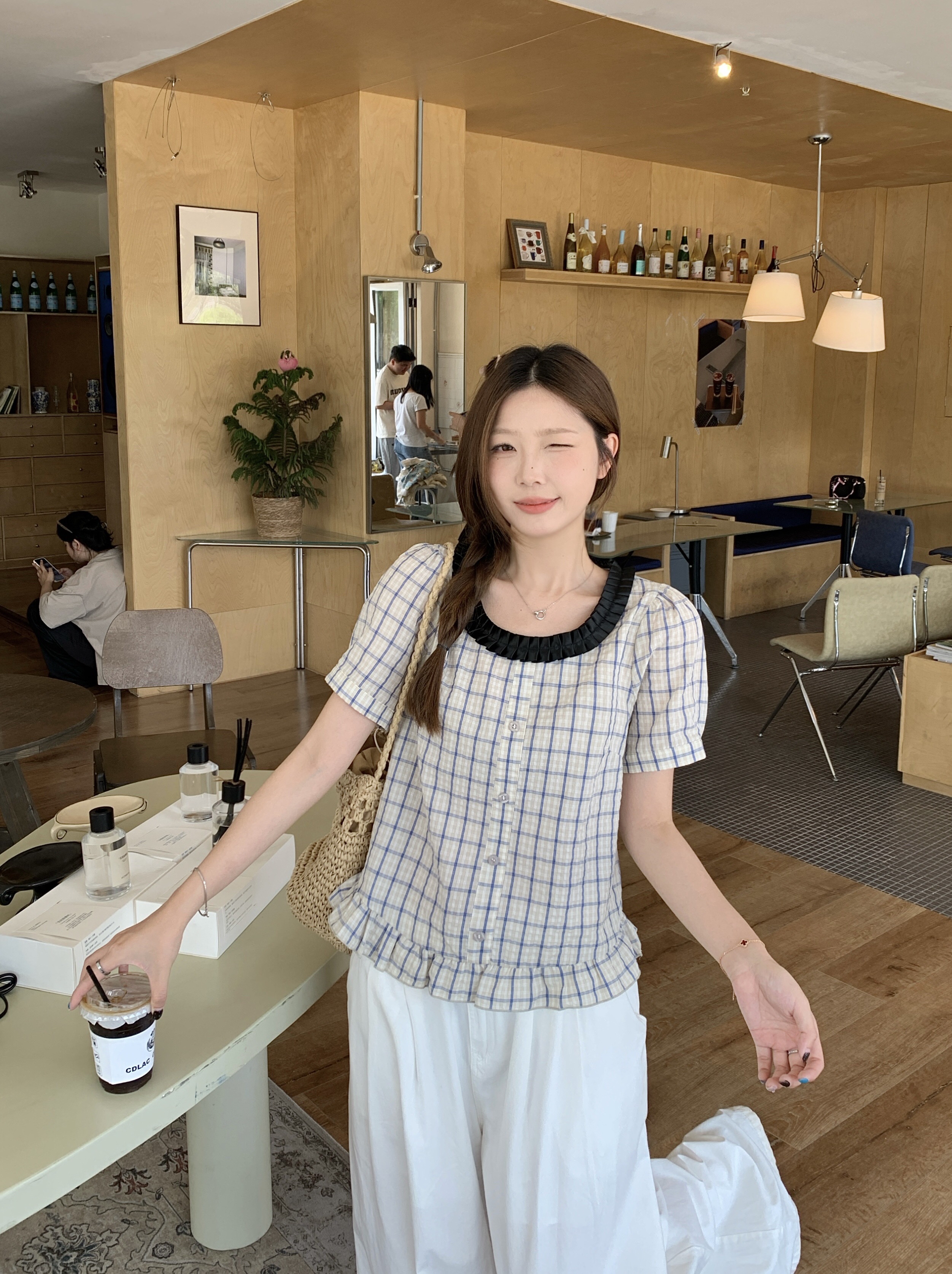 B223(80938) 法式精致格纹撞色黑木耳边领与下摆荷叶蓝卡其上衣