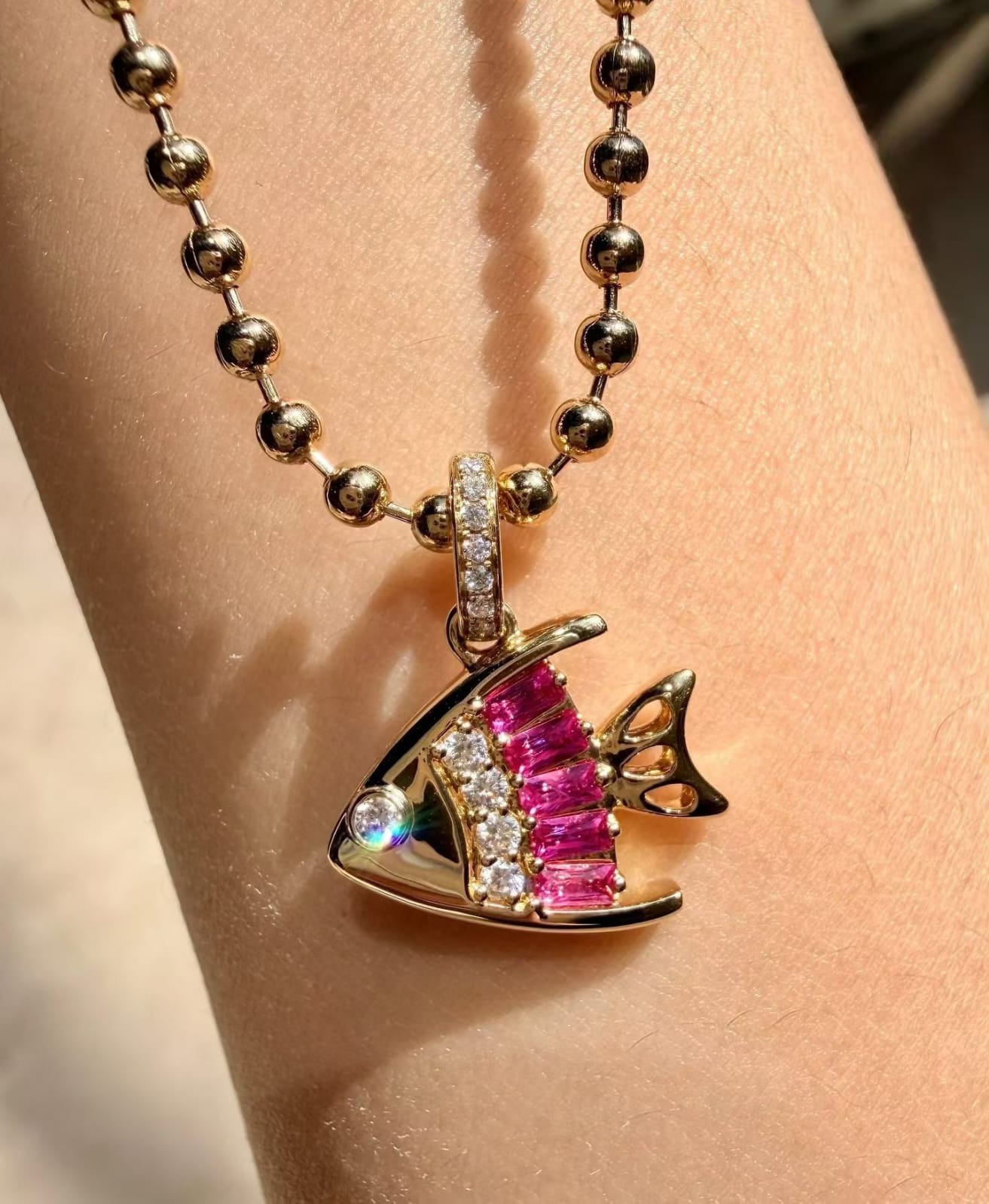 精緻金魚造型吊墜項鍊，鑲嵌紅寶石與藍寶石