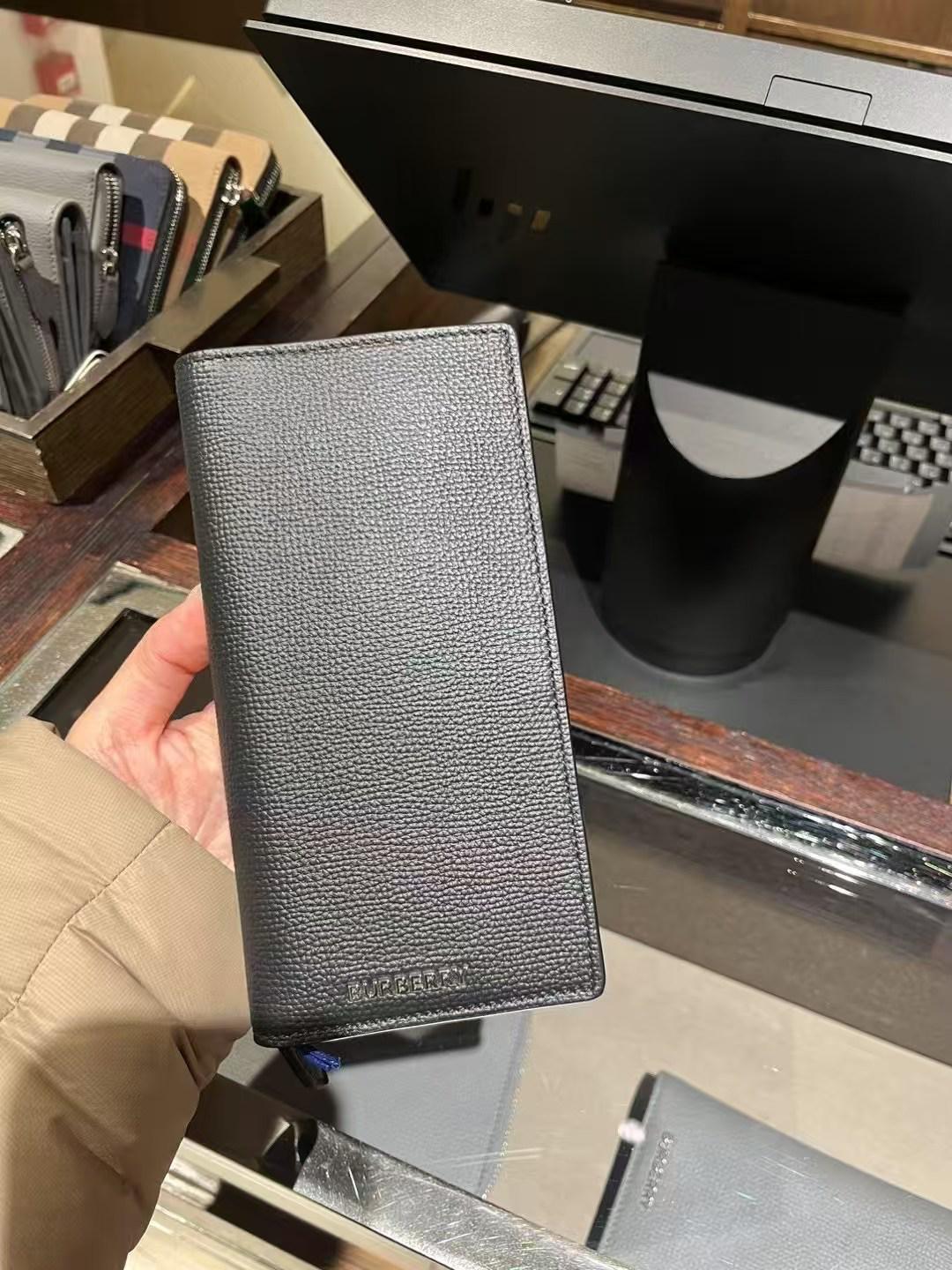 預購 Burberry🌈🌈折扣款 黑色對折長夾 sale