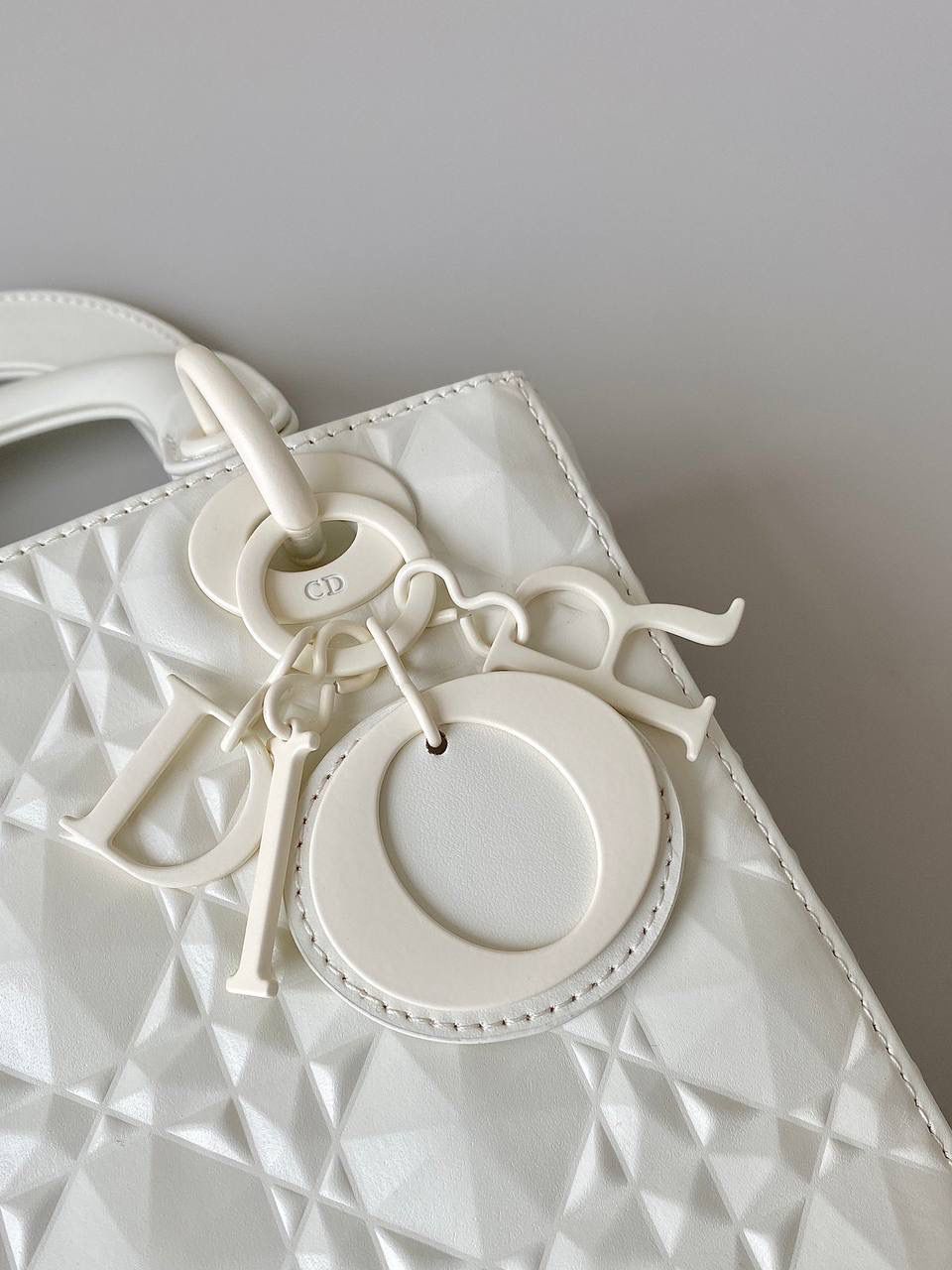 🈶钻石白 𝗗𝗶𝗼𝗿 𝗟𝗮𝗱𝘆 𝗯𝗮𝗴四格 特殊处理的哑光牛皮钻石藤格纹 八个切割面挺括有型，全套磨砂材质五金 复古时髦感超强，真是什么场合都可以把住 绝对是lady中的天花板了，强势出圈啦姐妹们 （配送8个五金字母） 20×16.8×8cm#4360m