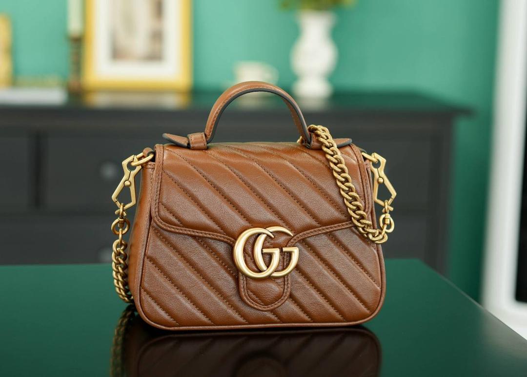 👜🔥Marmont系列绗缝手提包邮差包 焦糖色 21cm （原厂皮 全铜五金） 正品售价,500 独家原厂皮发售 限量级别 意大利原材料开发，这个大小简直是最完美的尺寸，什么随身携带的东西都可以轻松收纳，能手拎也可以单肩斜挎，自重轻，超级百搭不挑人~好看极了！！！ 官方款号 547260 尺寸大号：27x19x10.5cm 小号：21x15x8cm