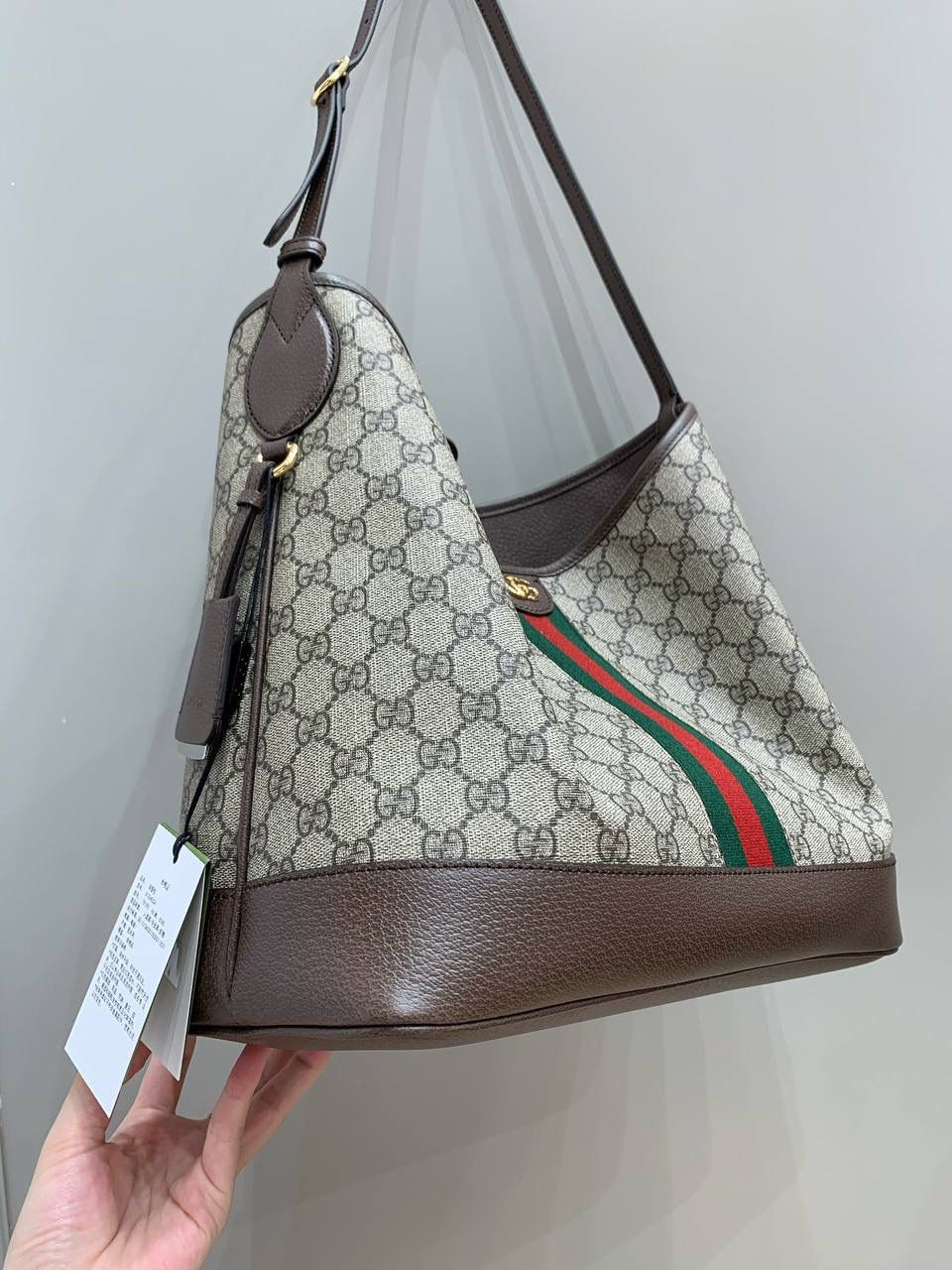 新背景实拍正品级 。 🎀Gucc1 Ophidia hobo腋下包 中号(最高版本) 比起小号，中号松弛感更强烈气场更足！ 喜欢大包的闭眼选中号尺寸，上身马上就慵懒了 这个包真的非常融入日常，随性又时髦 包身容量很大能很好的满足日常出门 而且肩带比一般的腋下包都长一些还可以调节 一见钟情，时髦使用同时兼顾！ 型号781392；尺寸34/32/17cm