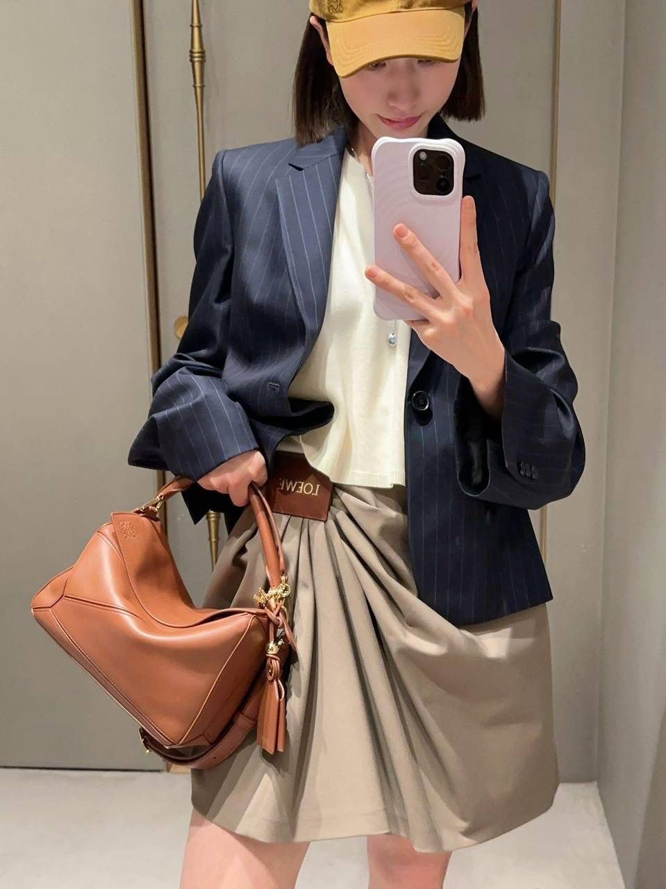 【十周年限定款🆚经典款】 👉🏻区别1️⃣：里外全羊皮，侧面增加可拆卸标牌挂饰以及气球骰子，内里更换为金标（如图1️⃣2️⃣3️⃣4️⃣） 👉🏻区别2️⃣：底部增加脚钉保护整个包包，以前只有中号以上才有（如图5️⃣） 👉🏻区别3️⃣：铰链式拉链头，拉牌刻有品牌创建年份以及品牌英文LOGO（如图6️⃣7️⃣） 👉🏻区别4️⃣：肩带调节变更为针扣调节（如图8️⃣）