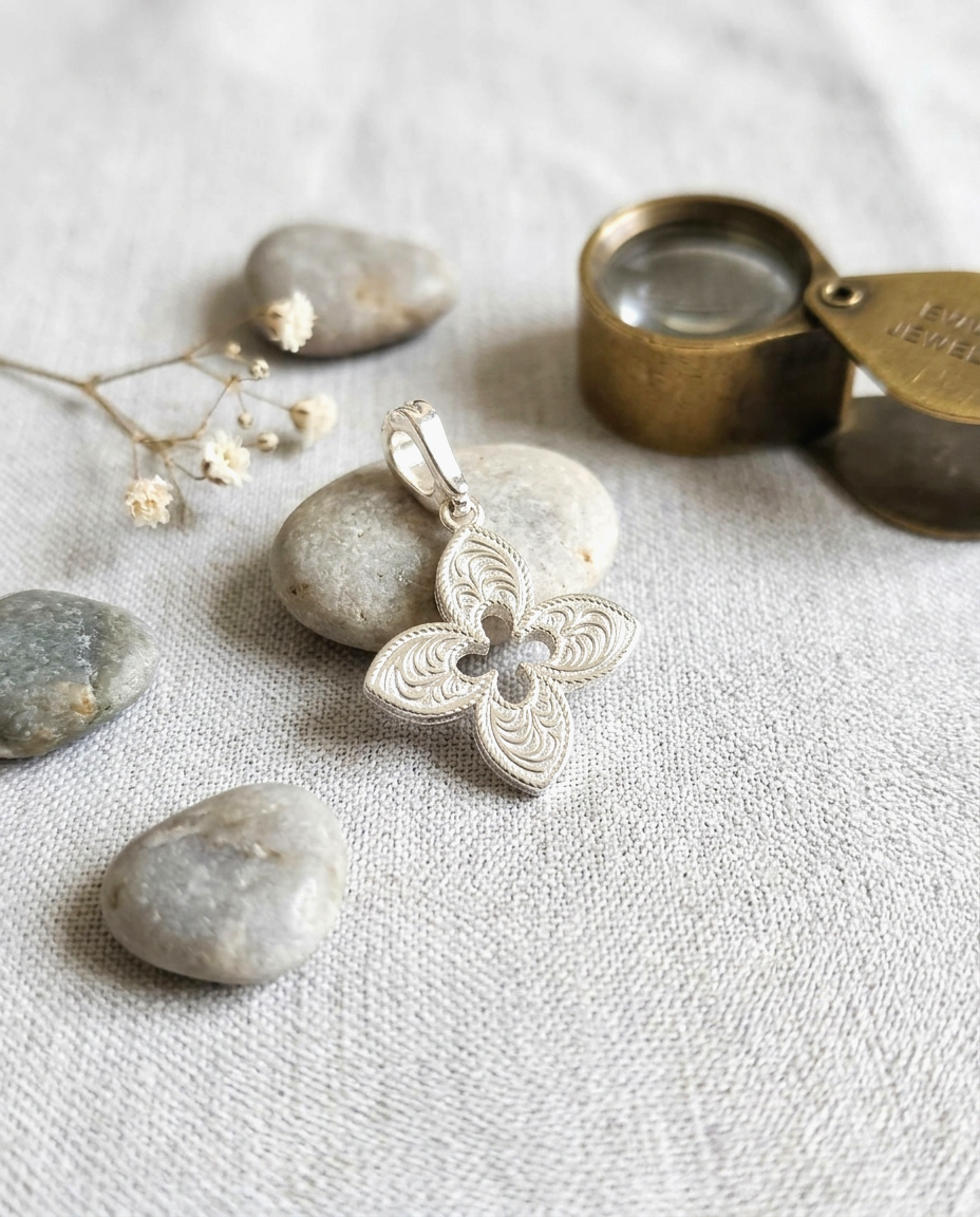 S925 -EP0030 Petal Cross pendant