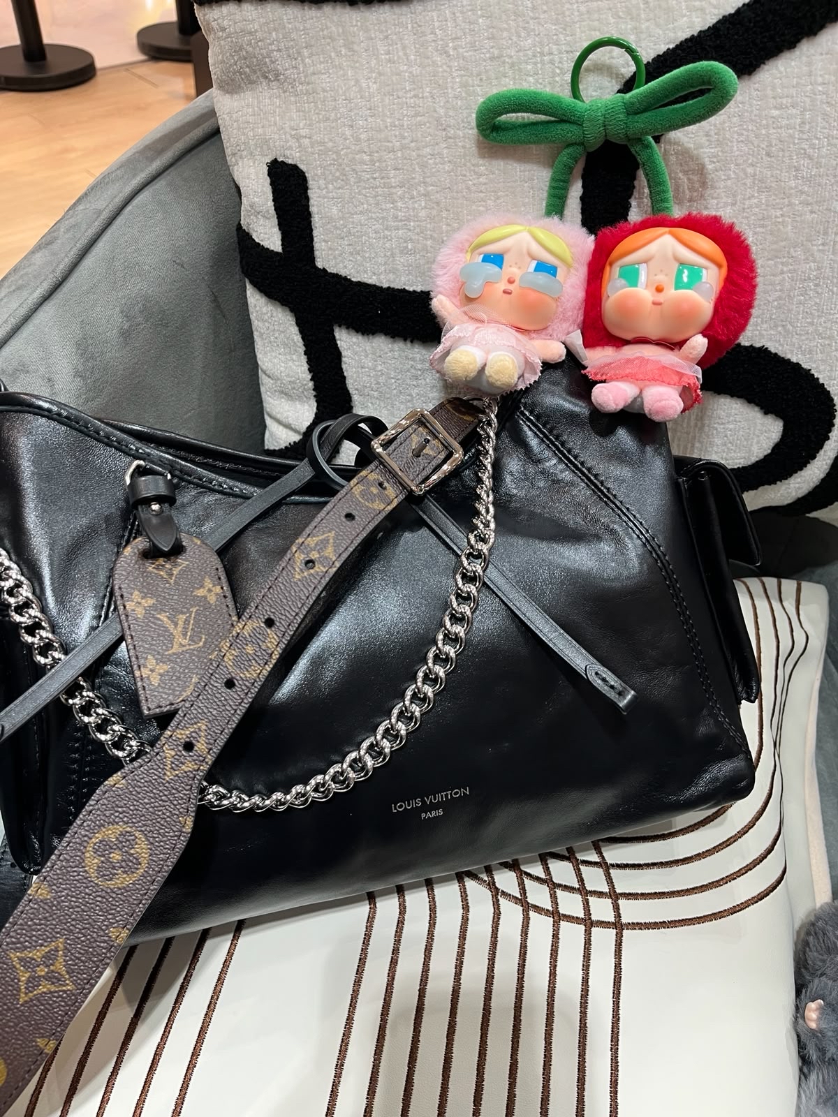 Lv CarryAll cargo Vibe pm leather 33.5 x23xd15cm 100%Authentic,98%new ✅收據 ✅dust bag ✅box