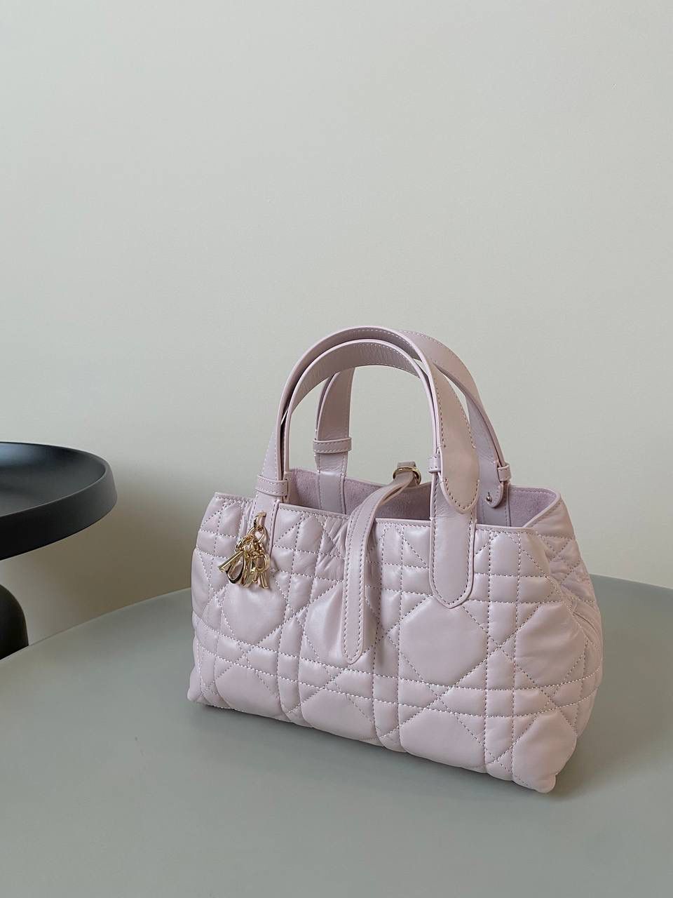 🈶淡粉小号 𝗗𝗜𝗢𝗥 𝗧𝗼𝘂𝗷𝗼𝘂𝗿𝘀手袋，大爆款 说是粉色但也有点偏淡淡的粉紫色～ 很特别又美貌的颜色，看过实物的都知道图片展示的远远不够！拿手上才是真的会一眼爱上 它的适配度很高，谁便搭配一套Look都可以洋溢出可爱甜美气息， 目前超级限量，能买到就是赚到了！ 23×15×15cm，#m1292m