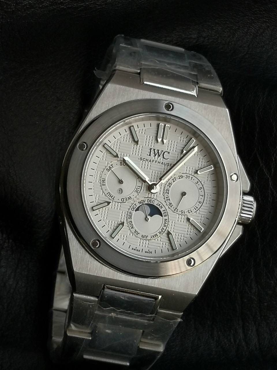 万国工程师系列万年历腕表，复刻界最复杂的腕表，所有功能同步原装，所有功能调节通过把头控制. 1⃣️【功能介绍】3点钟位置显示日历，9点钟位置显示星期，6点钟月份月相指针显示。 2⃣️【做工精细】外壳采用原版同样的三件套结构，中间拉丝，上下壳为抛光，镜面采用高成本的锅盖形蓝宝石，使其质感提升。