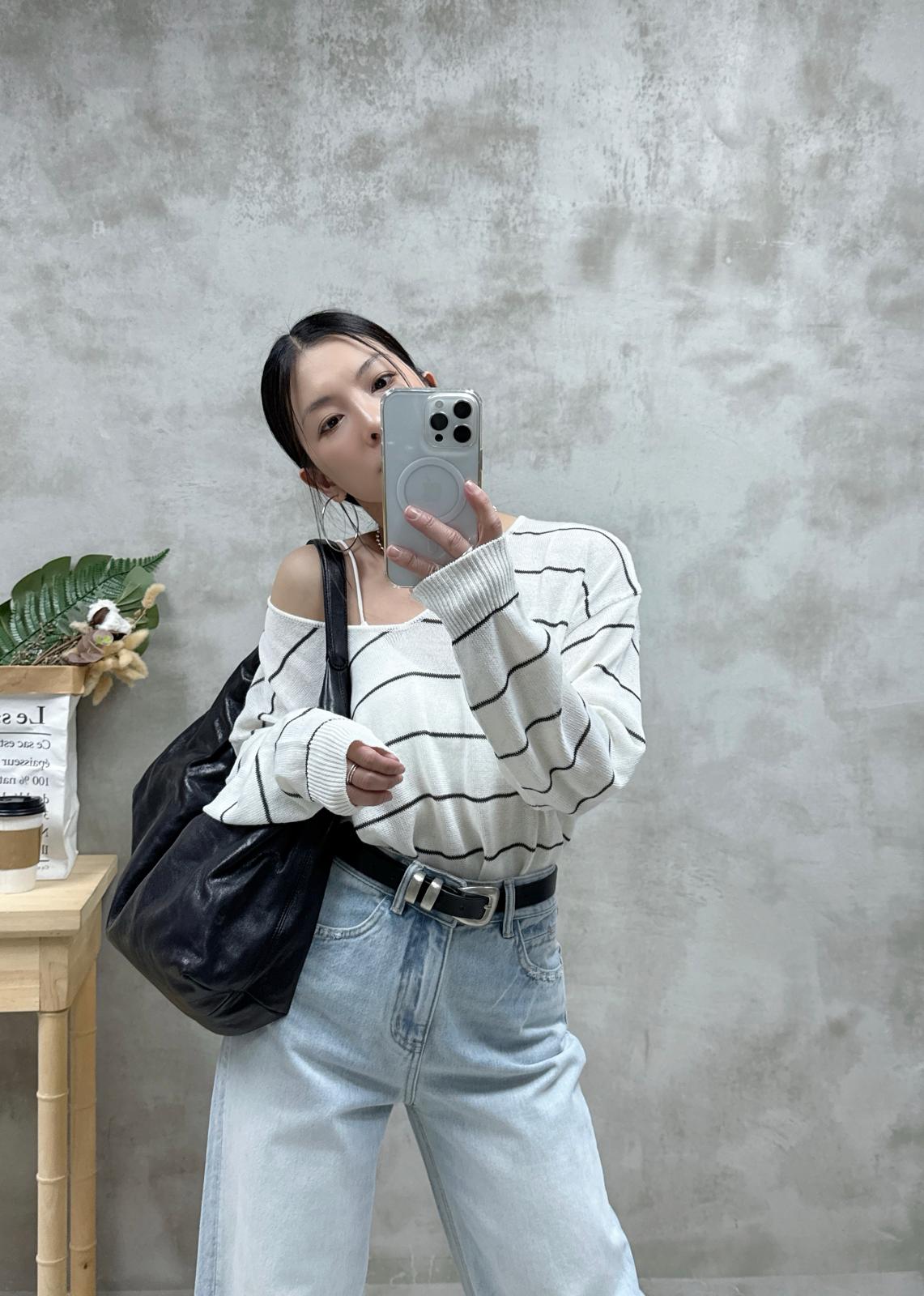 D07 V領橫間薄線Top