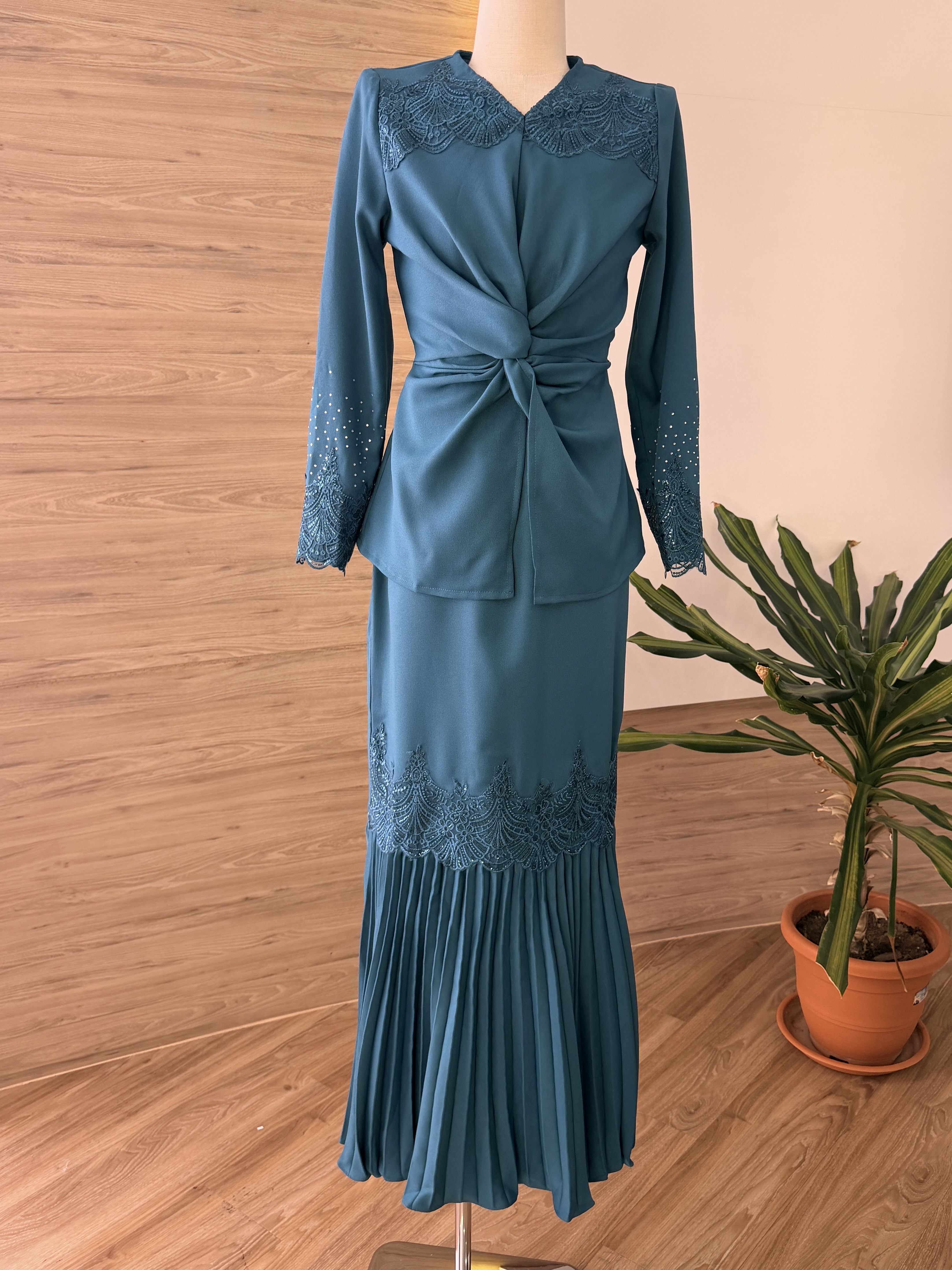 Amara Twist Kurung Set Wear