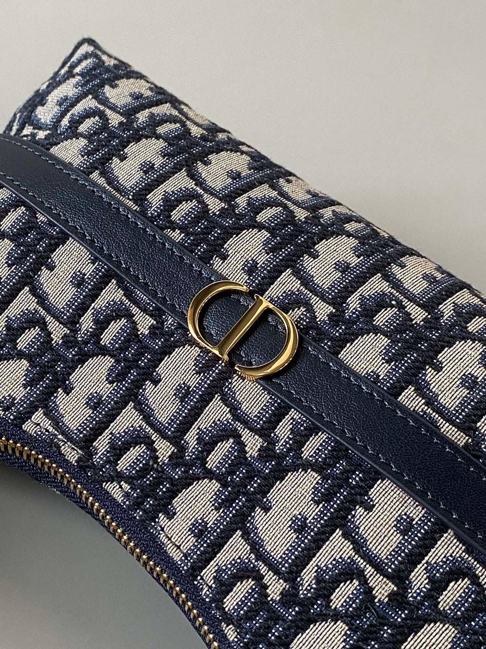 🈶老花蓝 𝐃𝐢𝐨𝐫 𝐦𝐢𝐬𝐬 𝐜𝐚𝐫𝐨水饺包 喜欢腋下包的有福啦！ miss caro系列的这款迷你单肩包 性价比极高，线条自然流畅 看着虽小，但装promax还绰绰有余 很适合日常出门、通勤、出游、轻装上阵 极尽优雅！ 23×13×6cm #💰118005m