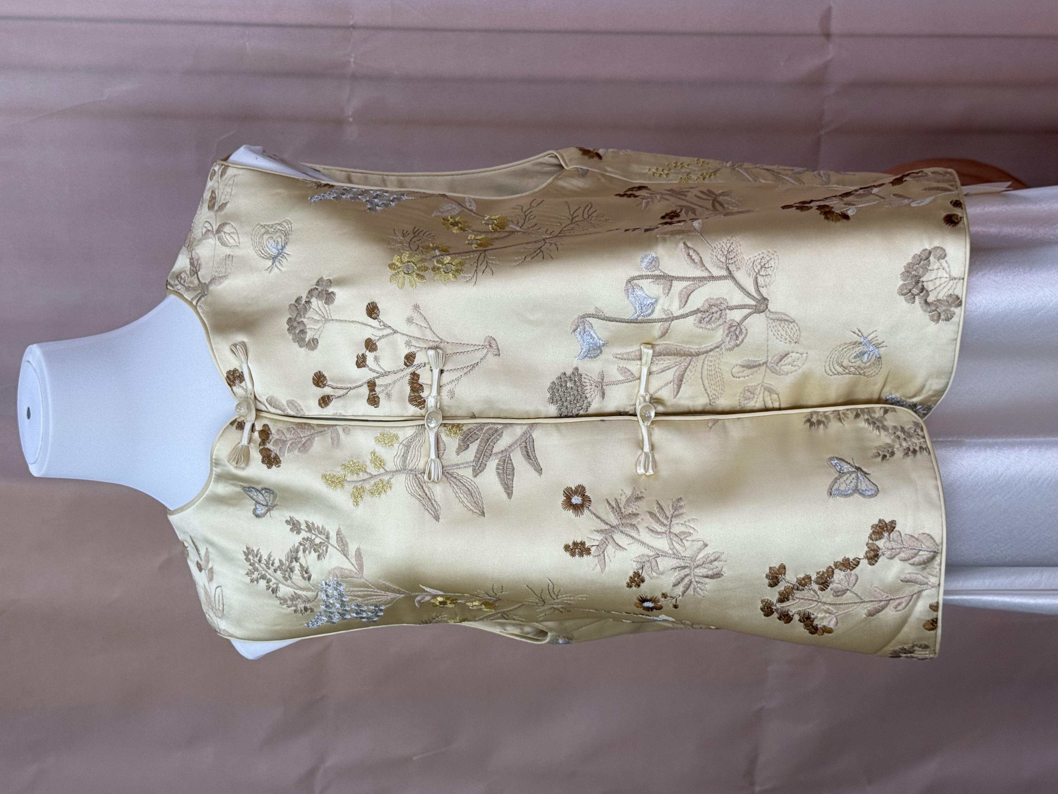 杏黄锦缎花蝶背心