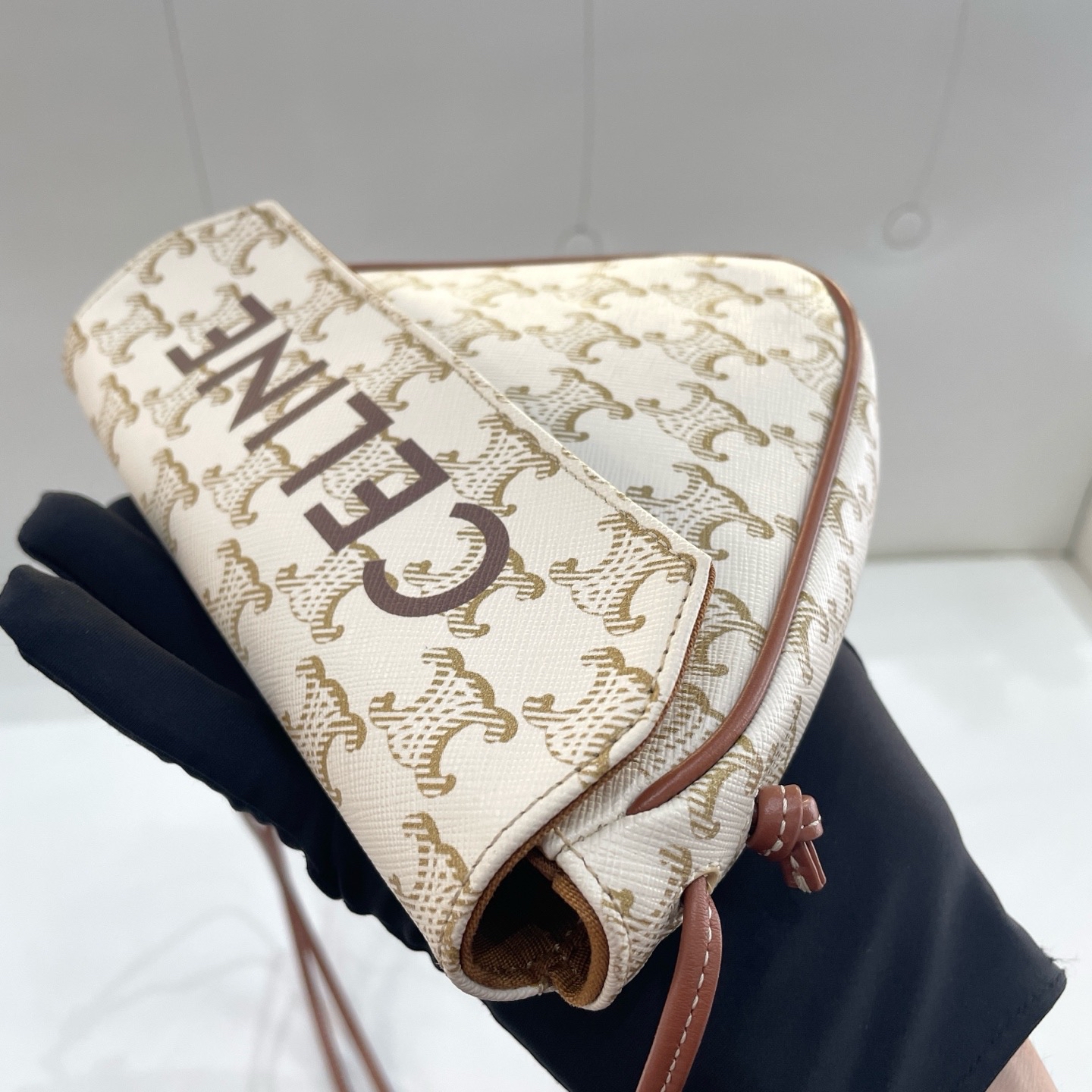 【預訂貨品】Celine白色老花三角包 