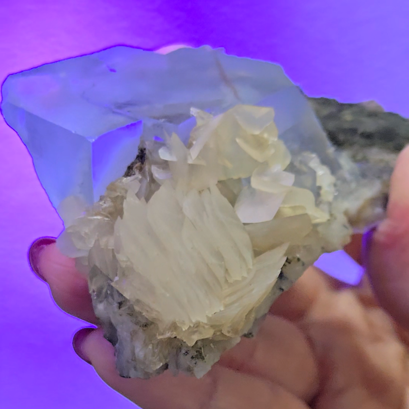 Blue cubic fluorite with UV calcite - FL436