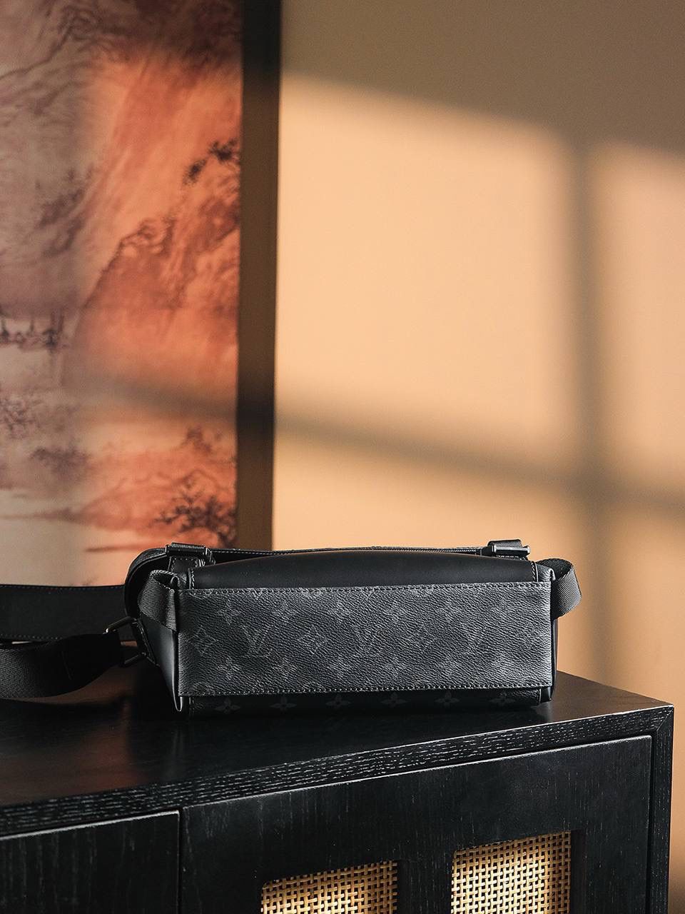 𝐕𝐎𝐘𝐀𝐆𝐄𝐑邮差包 👜✨ ▪️尺寸：33*22.5*11cm▪️ 男士必冲款，背上非常有型， 以经典学院风格为设计灵感，不仅高颜值有型的外表，对它的喜爱还有大容量，上身效果超级帅，别致的锁扣很有设计感，通勤男包的天花板，黑花的颜值低调非常凸显男生气质，最适合时髦男士的邮差包！