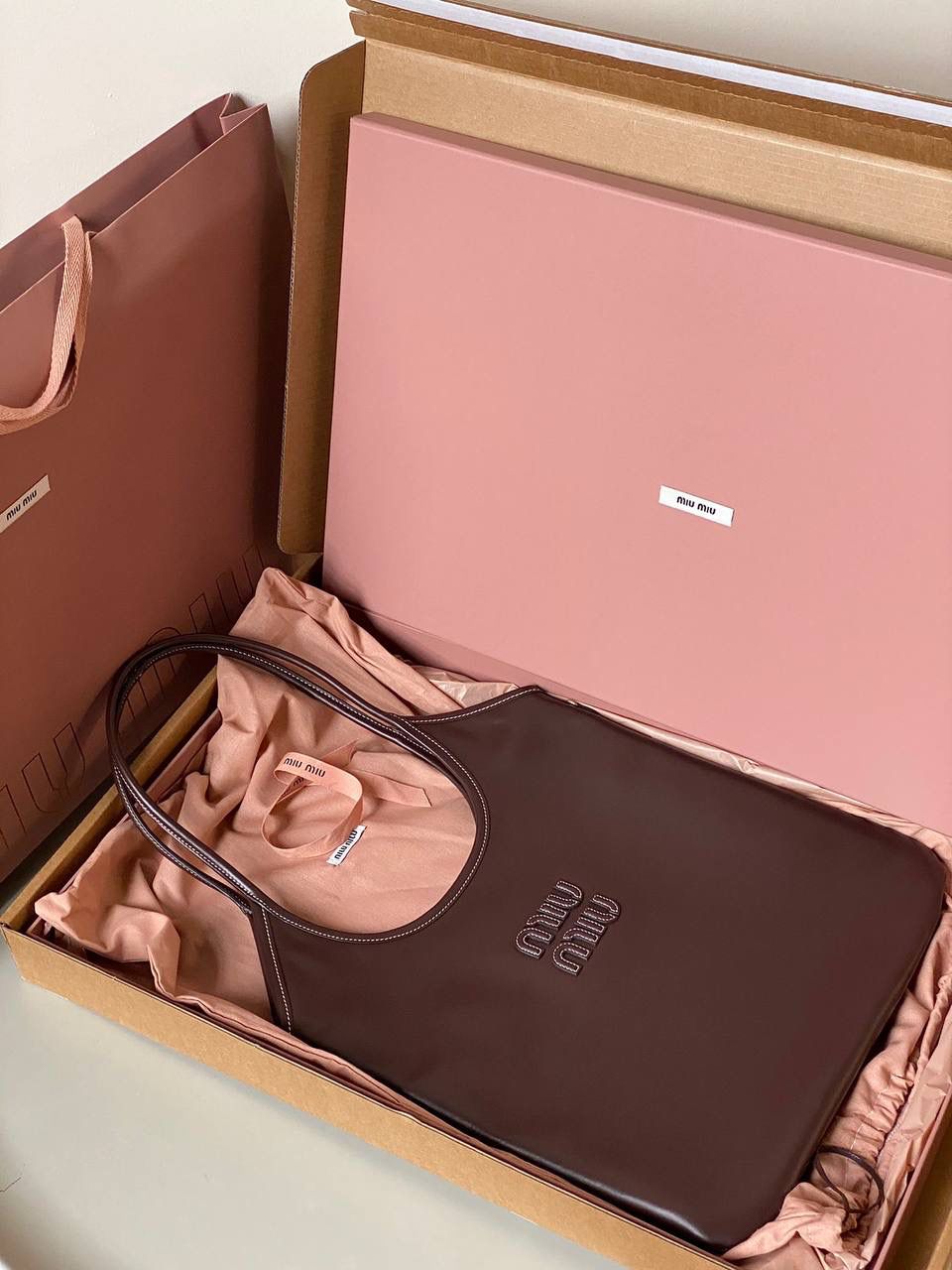 🈶石南木色 𝗠𝗶𝘂𝗠𝗶𝘂24秋冬 𝐢𝐯𝐲托特 今年这只巧克力色 给调色师跪下了！ 一整个浓浓的秋冬氛围感，已经开始期待秋天了 不管是皮质还是色泽都超有质感 根本爱到不行啊 近两年miu水涨船高，爆款制造机 出什么火什么，杀疯了已经，都去冲 35×40cm #F0110m