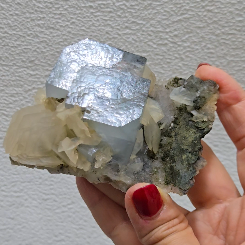 Blue cubic fluorite with UV calcite - FL436