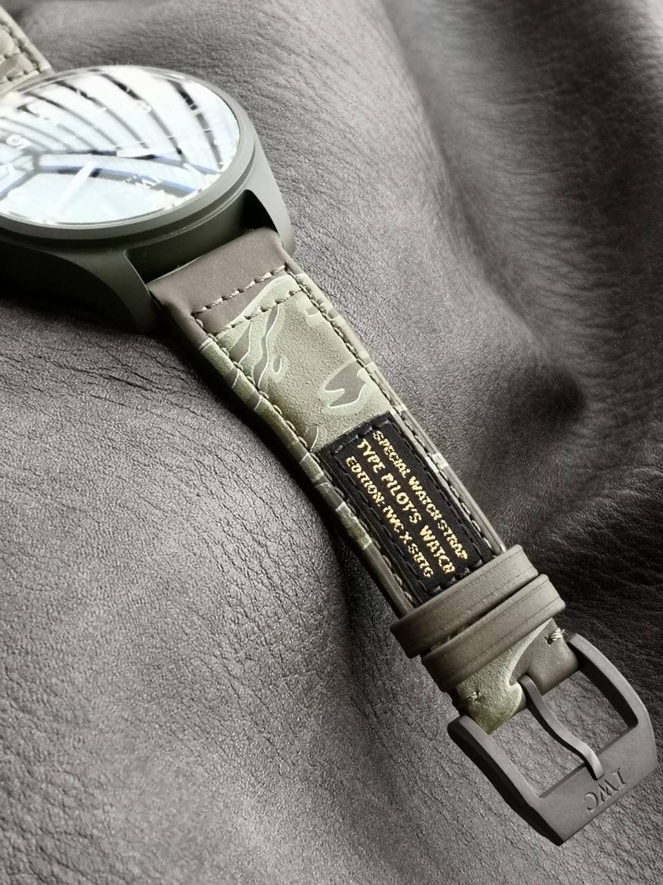表壳、底盖、表扣首次采用磁化钛材质，高温处理后呈深灰色，区别于普通钛金属银灰色，更坚硬、防刮、不过敏。 表带由大厂制作，氟胶搭配森林绿进口帆布缝线；另赠可快拆联名皮带，整体搭配质感高级。 机芯采用日本西铁城8N24，稳定精准、耐用，厚度与万国82机芯一致。 首批试制50枚，现已可内部品鉴，量产同步加紧生产中。