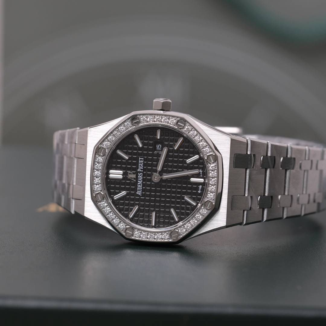 爱彼皇家橡树系列中的女士石英腕表，型号为67651ST.ZZ.1261ST.01。爱彼皇家橡树系列独有的八角形外观还拥有爱彼独特的设计风格也将女士优雅风格融入其中，深受女士们的爱戴，33毫米的尺寸，更符合国人手型，但也将爱彼独有的纯净美感与刚毅线条展现的淋漓尽致。 而镶满钻石的表圈也为佩戴的女士增添了更多的柔美跟闪烁，40颗明亮型切割合成钻 vvs级，火彩出众，总重约0.71克拉，搭载瑞士原装石英机芯、拥有实用的日历显示功能，蓝宝石玻璃镜面，超立体表盘，50米防水，7mm薄款设计，女士们佩戴起来不会显得沉重 货数量不多，吊打市场通货，配全套专柜包装，非市场那种矮小盒‼️💯😎