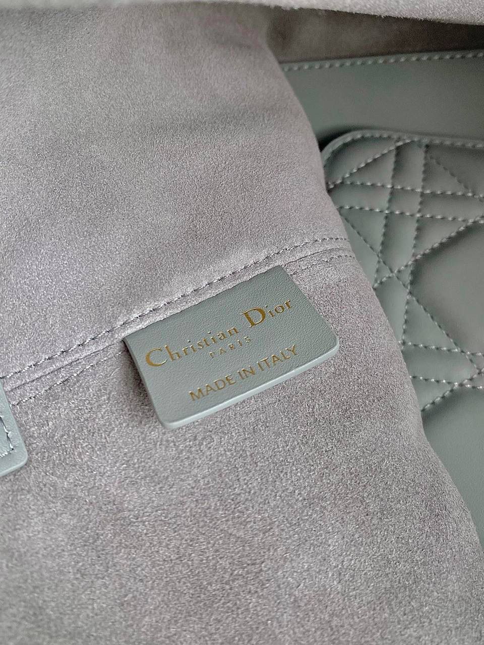 🈶岩石灰中号 𝗗𝗜𝗢𝗥 𝗧𝗼𝘂𝗷𝗼𝘂𝗿𝘀手袋，大爆款 即出即断，供不应求的一只啊 时尚敏锐度高的早已经抢先背了 比想象中更酷，又飒且慵懒的感觉 熟悉的超大藤格纹和近年来惯用CD搭扣 解开卡扣从方包变成托特大包，真绝了🔥😍 28.5×19×21.5cm，#m1292m