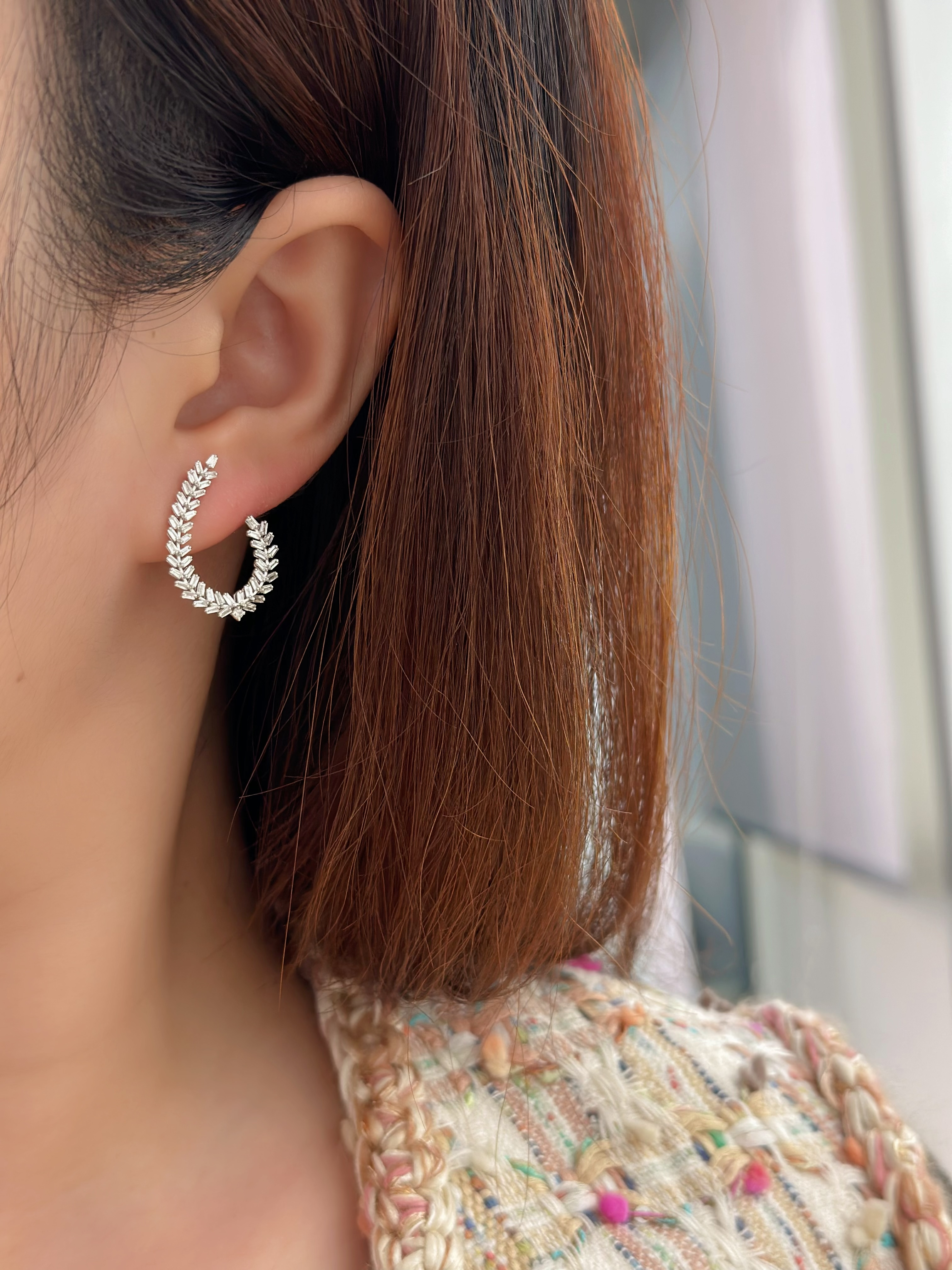 18K White Gold Baguette Diamond Open Hoop Earrings N031331