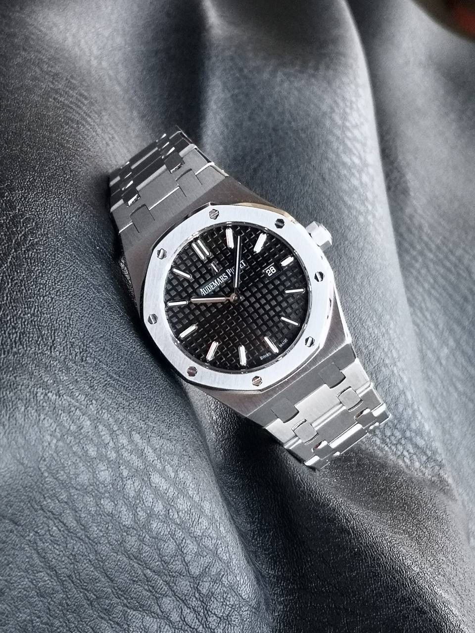 搭配的皇家橡树指针同样具有夜光功能。指针的夜光涂层能够确保在光线不足的情况下，指针的轮廓和指向依然清晰可见，与夜光时标相互配合，进一步提高了时间的可读性。 表带的各个链节之间衔接紧密且自然。在打磨过程中，工匠对链节的连接部位进行了精细的处理，使得链节之间的过渡非常顺畅，没有明显的缝隙或高低差，整个表带宛如一个整体，佩戴起来舒适且美观。有钢带与美洲鳄鱼皮表带可供选择，均为原版开模。 67651为密闭表底，表底上镌刻皇家橡树系列的英文名称“Royal Oak”字样。搭载瑞士原装石英机芯784，精心打磨加工夹板工艺，更加接近原版设计。