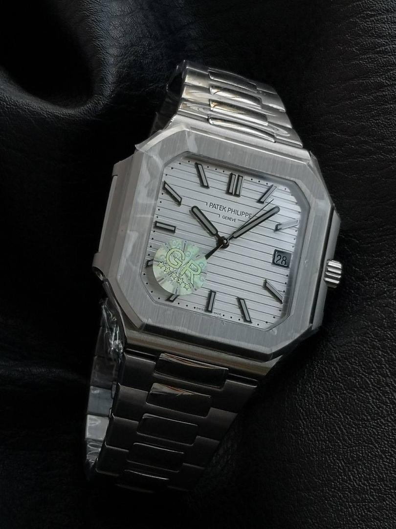 百达翡丽 方形 新系列CUBITUS 5821腕表 亮点特色：1️⃣机芯:搭载定制9015改Cal.26-330 SC一体机，调时不停秒，调时不停秒，摆轮位置均与正品一致，自动上链机芯。2️⃣钢带:316L定制级人体工程学表带，新扣款式。3️⃣表壳:尺寸45毫米厚度仅8.3mm，为表壳对角线长度(即10点位至4点位),因为表壳近似于方形，上下边的宽度会小于这一数值，所以视觉效果并不是很大。 搭配上，5821属于运动风格腕表，日常搭配正装和休闲风格也可以。