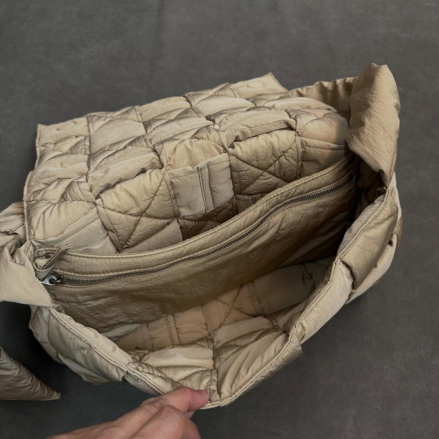 BOTTEGA VENETA米色 MESSENGER 尼龙编织单肩包 95新 HKD 6500