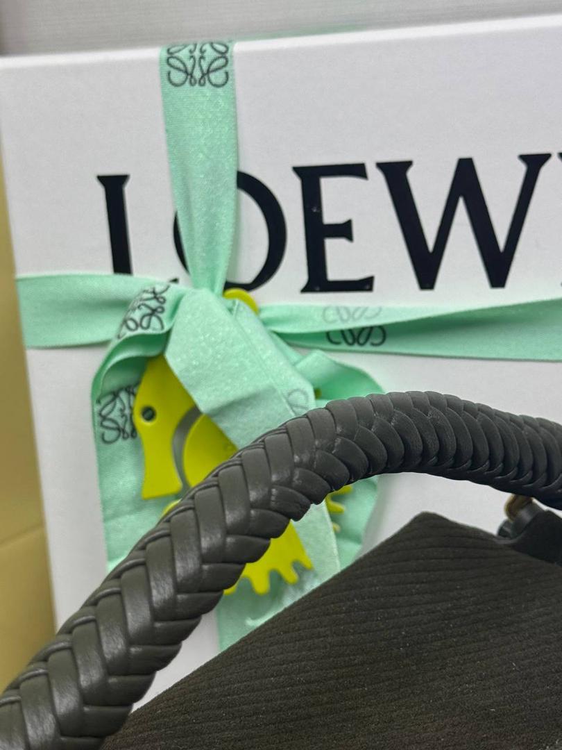 🎈最新编织手腕𝙋𝙪𝙯𝙯𝙡𝙚 ——【橄榄绿】 尺寸：𝟐𝟒-𝟏𝟎.𝟓-𝟏𝟔.𝟓𝐜𝐦 编码：062405 【配全套礼盒】 ♥️以罗家经典几何设计，搭配独特的编织手腕，绒面内里。 ♥️容量大，经典百搭，可拆卸肩带，有单肩，斜挎，手提等多样化背法。随性时髦洒脱，实用性强。 ♥️独家背景➕独家品质➕独家全套砖柜礼盒套装，市场高端品质皆在我手✌🏻