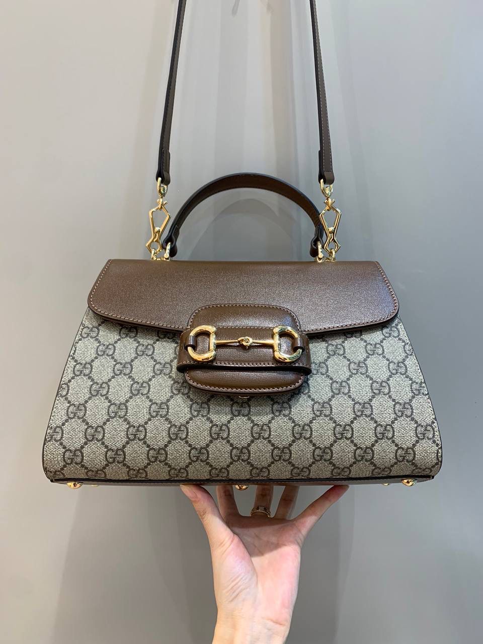 新背景实拍正品级 。（大号29cm） Gucci Horsebit 1955马鞍大号手提包 2023横空出世的超级最新大爆款‼️ 大号28cm证品售价，还是继续采用1955经典棕色原厂皮，除了包身的手提设计，另外配有两个不同风格的肩带，三种不同背法，容量皆备，小巧圆润的包型非常适合亚洲女性，绝对是2023大爆款，继迷你马鞍包后我最喜欢的第二单品‼️ 型号702049；尺寸29x21x11cm
