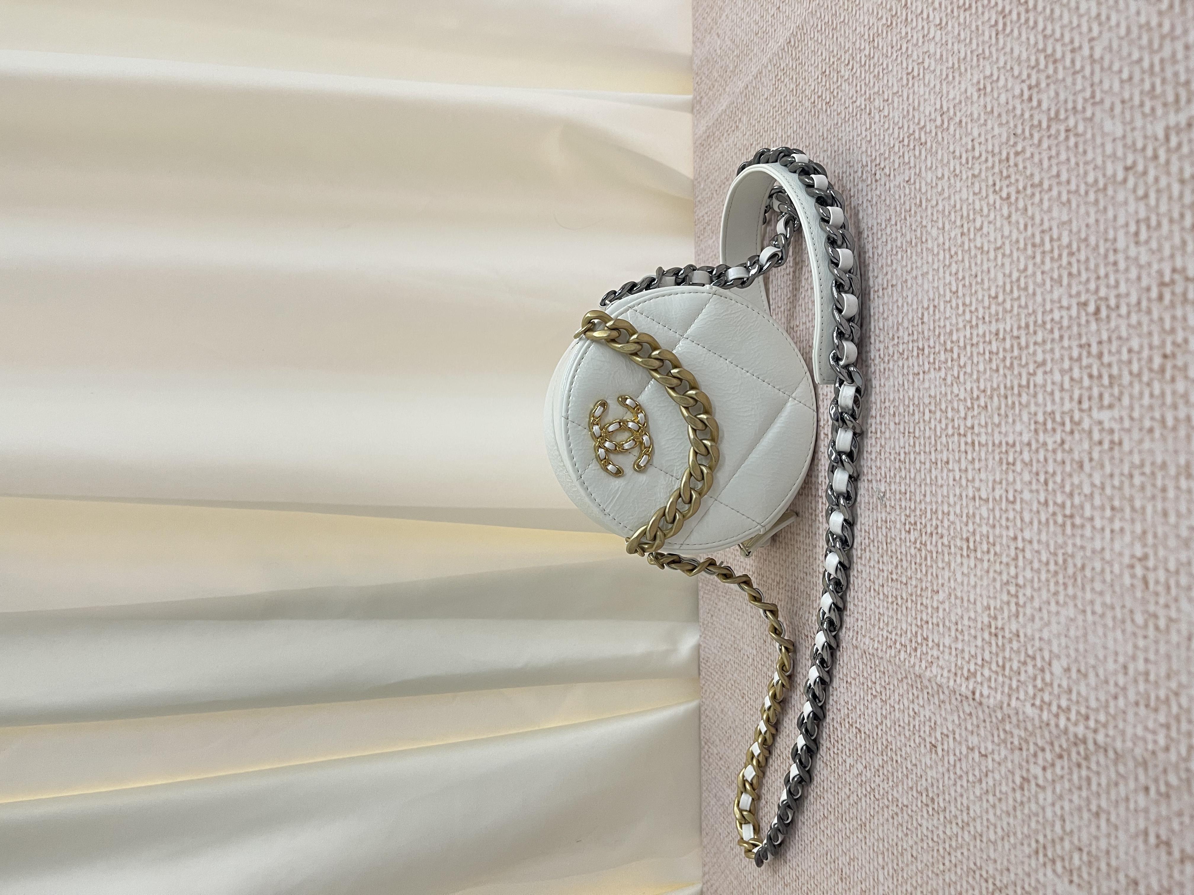 Pre-owned Chanel 19 Round Clutch/ Product Code: 26040551 