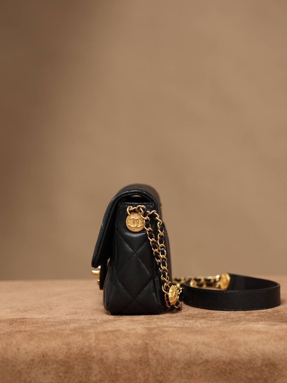 22早秋新品 CHANEL 香奈儿 横款金币方胖子👜❤️‍🩹 尺寸：13.5*215.*6.5cm 独家渠道货 独家ZP尾单渠道货首发 此款是今年小香新出的材质颗粒压花牛皮，颗粒比较细小，手感比较柔软些，是欧洲原厂纯原金扣的头层小牛皮压的小球纹路，非常耐磨 金币包是小香22年推出的全新的链条款式，也是主打的明星产品，结合这种小球纹推出一个系列的金币包⚡️