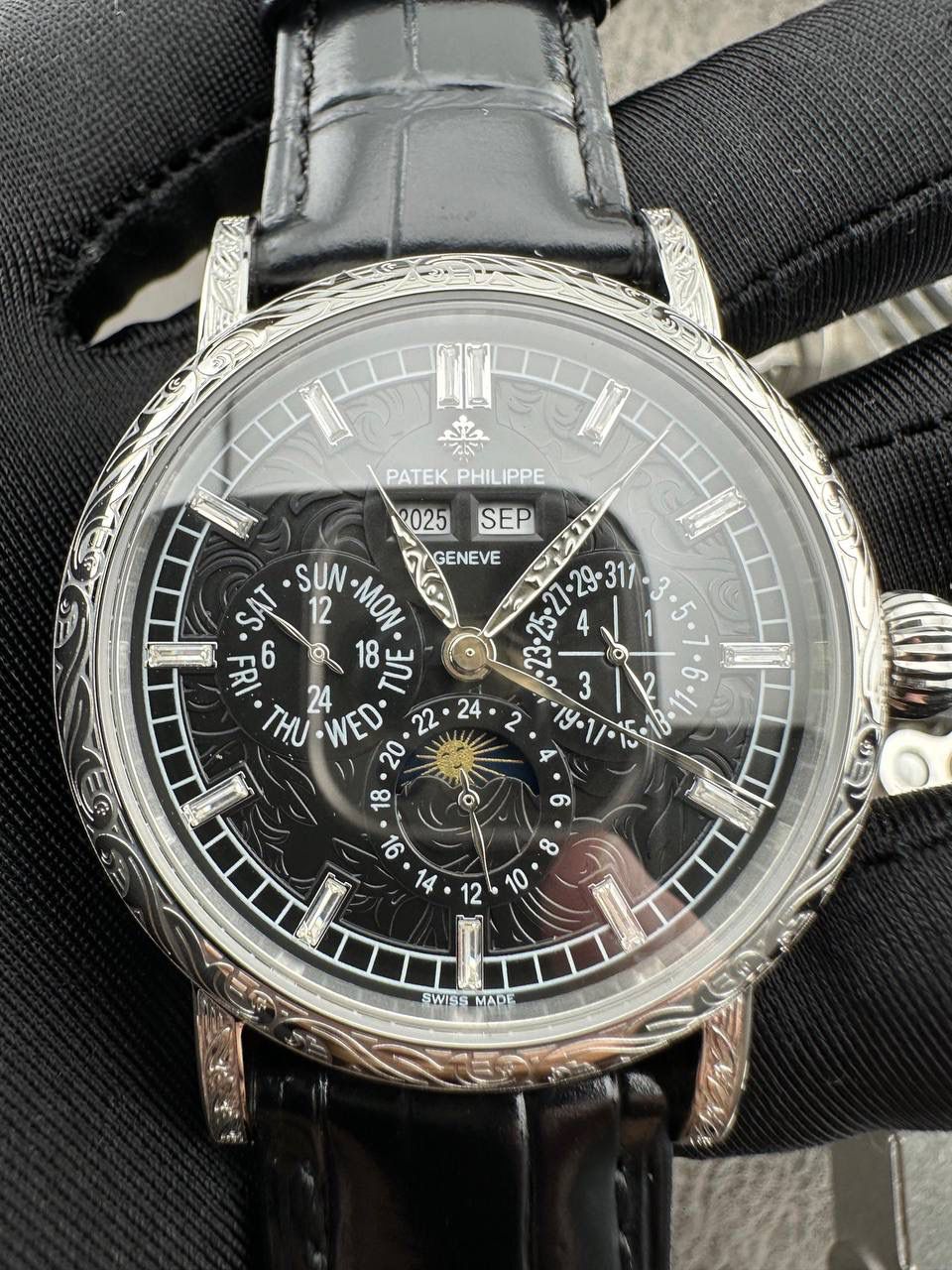【铁划银钩 苍劲有力】高颜值新品墙裂推荐 精湛的工艺！ 年度最佳典藏之作——百达.翡丽古典超级复杂多功能 万年历功能腕表 团队历时两年多精心设计，不计成本，敢为人先，力求完美，克服重重难关，突破多层技术瓶颈，机芯型号为CH 29-535 升级版，质量稳定！ 【表带】经典意大利小牛皮表带，纹路清晰，质感好。搭配圈市面最顶级的百达翡丽灯笼表扣，通用原装无压力。 优雅的Calatrava雕花表壳极具个性，42毫米的表径适配大众男性手寸，非常商务可亦休闲。